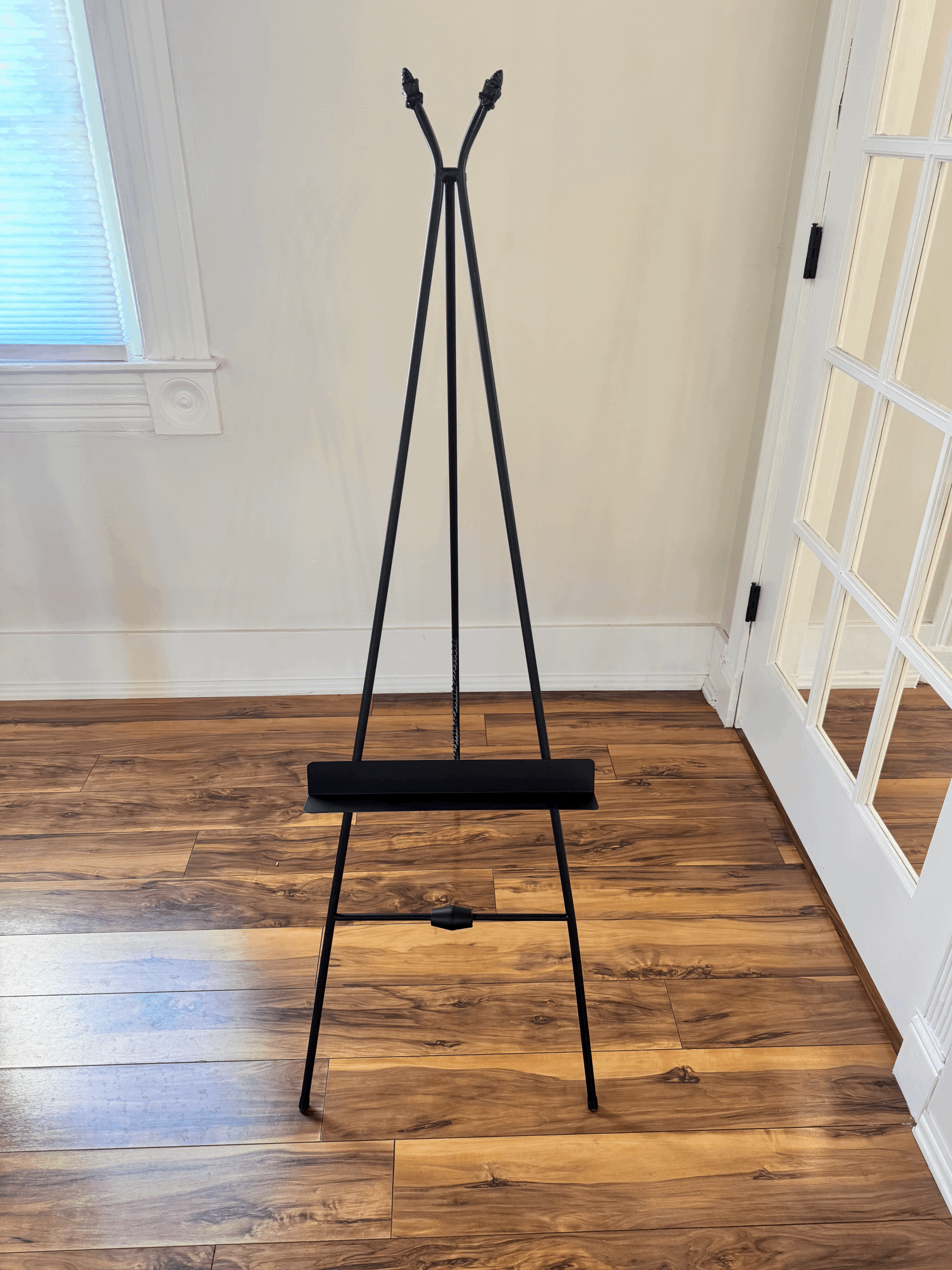 Black Metal Easel Stand