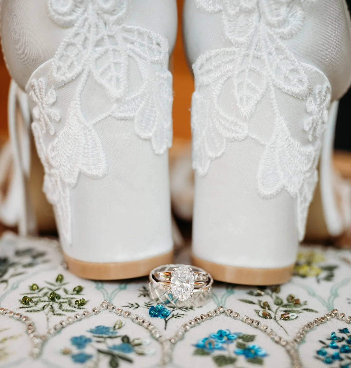 Give us all the vintage lace looks this coming season! Pretty please 🙏🏽

An old classical theme paired with modern details and greenery/florals is a timeless look that rarely goes outdated. It makes for easy detail shots, a high-end vibe, as well a