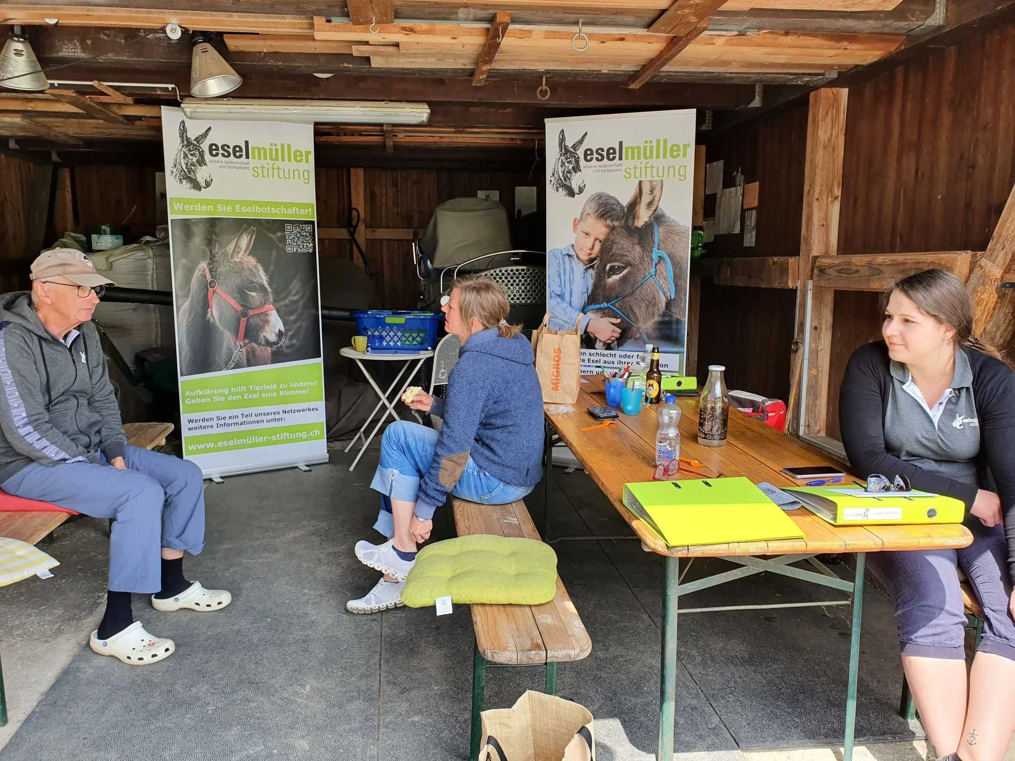 Frau hört aufmerksam zu beim Eselbotschafter-Tag