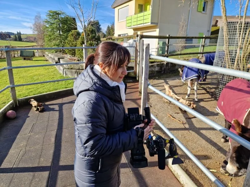 Frau mit Kamera auf dem Eselhof