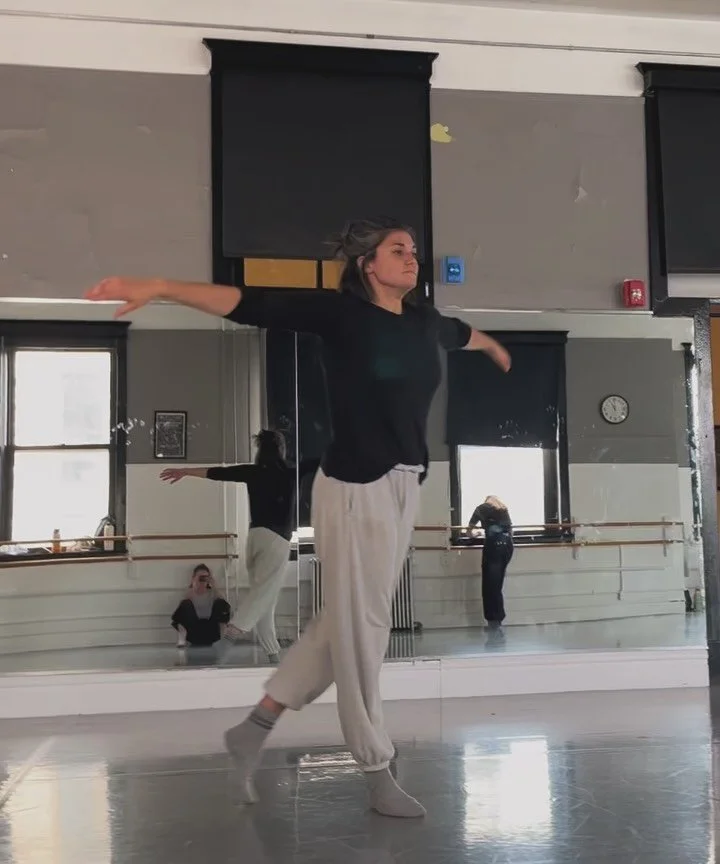 CHICAGO 🏙️👏🏼

Slides 1-2: me pretending I know how to do floor work with the one and only @ground_grooves 

Slides 3-5: the incredible friends and family making my dance dreams possible 🫶🏼 @raychelmckelvy @aubsy90 @meglurie