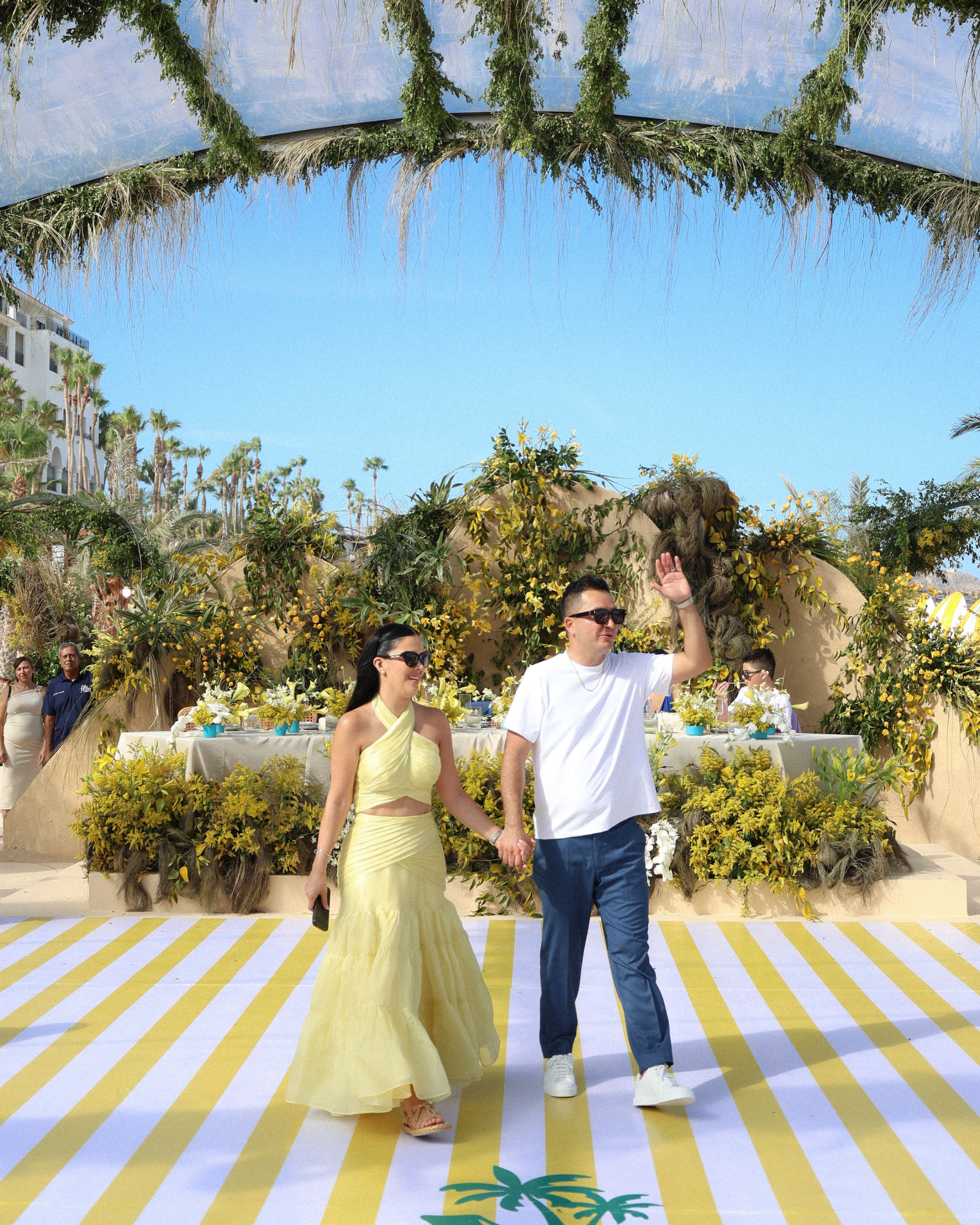 Josi Cuen y su esposa Sofia con diseños por Miguel Hernan para el día de su boda