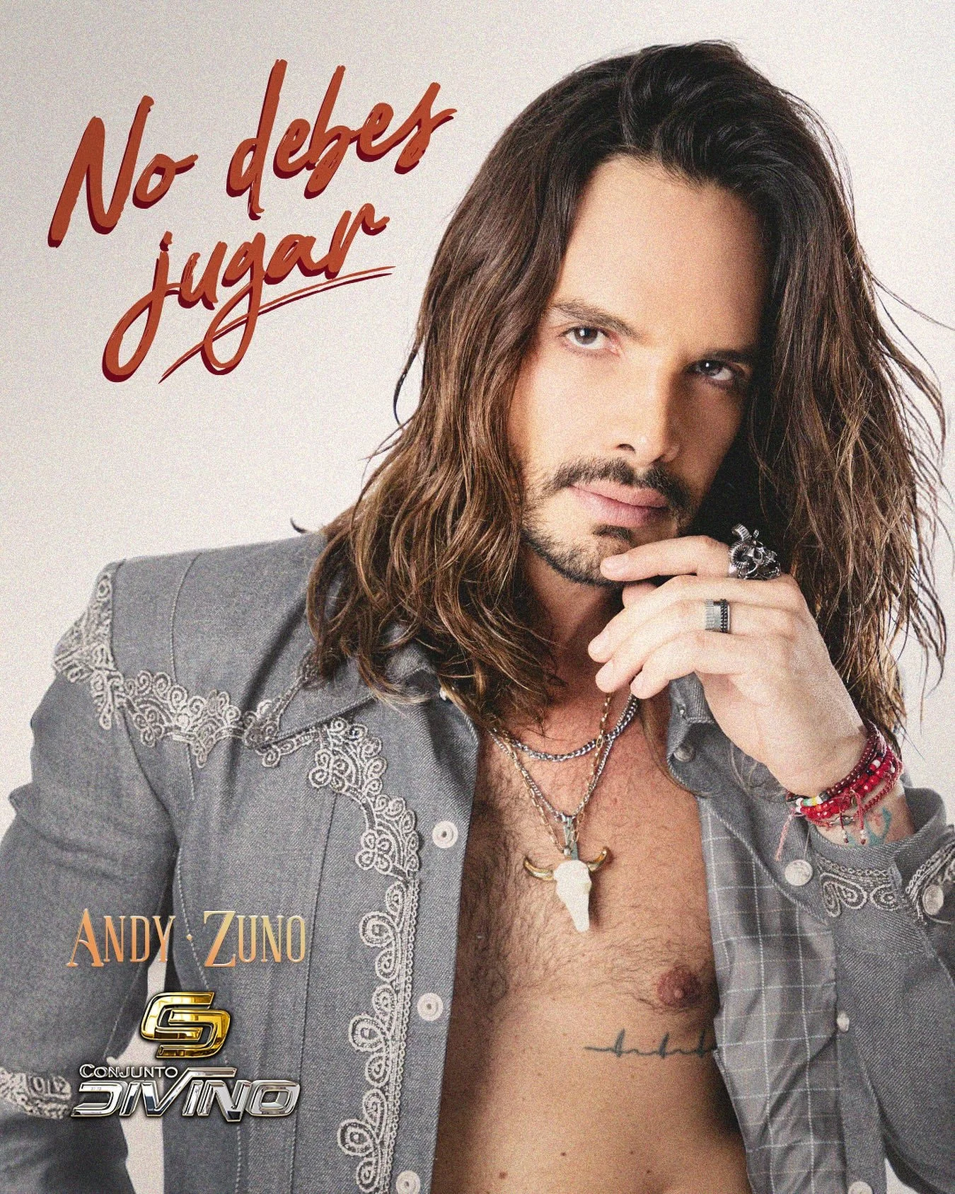 Andy Zuno con un total look Miguel Hernan para su sencillo No Debes Jugar
