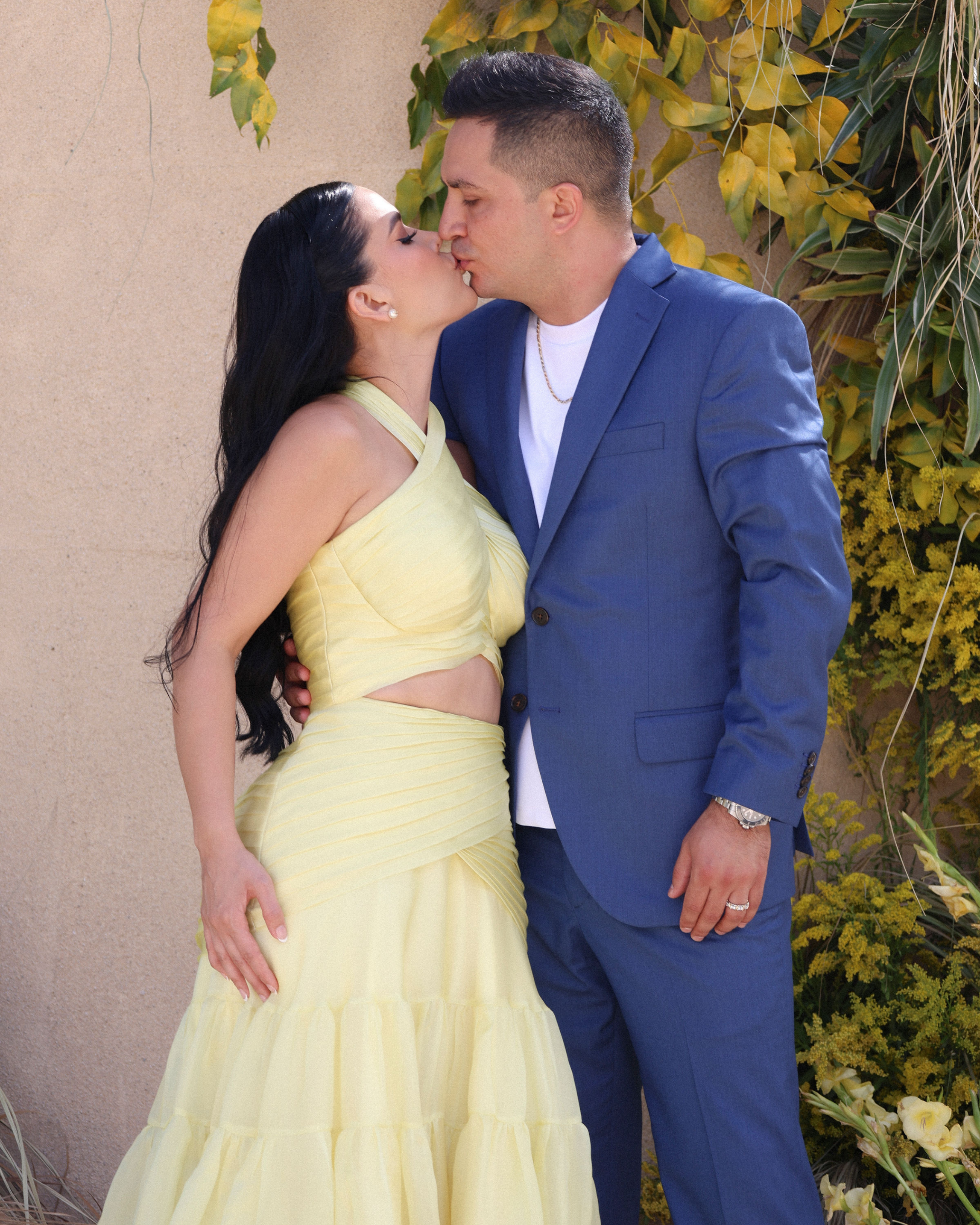 Josi Cuen y su esposa Sofia con diseños por Miguel Hernan para el día de su boda