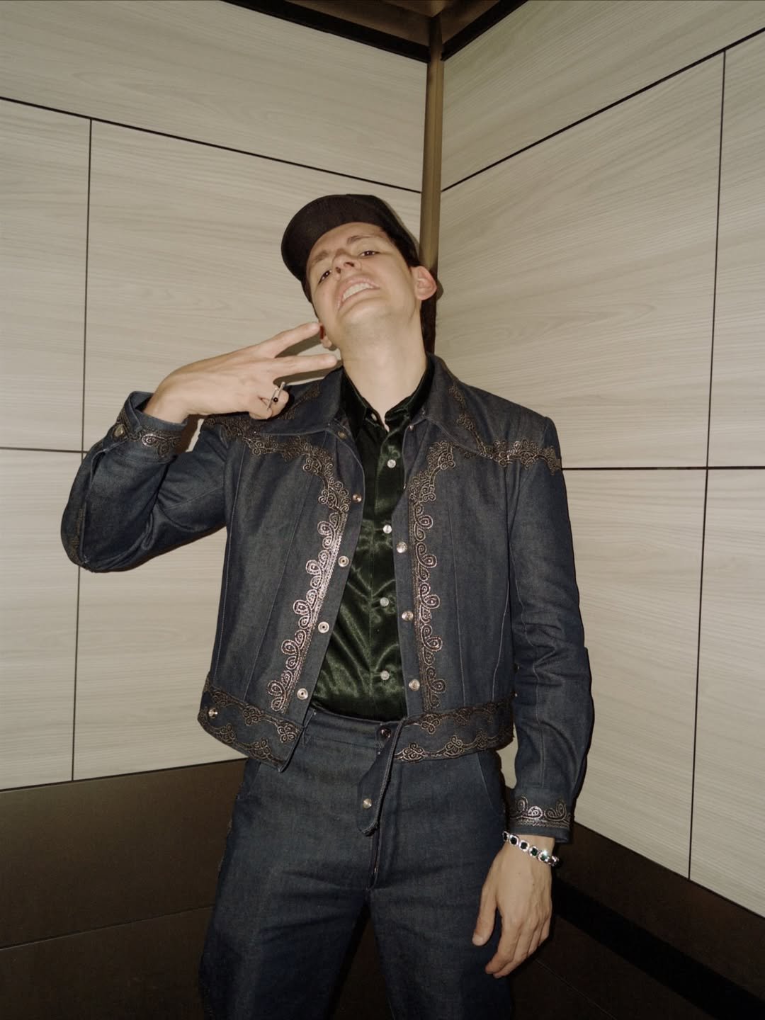 Kenji El Rayo de Sinaloa en un total look Miguel Hernan