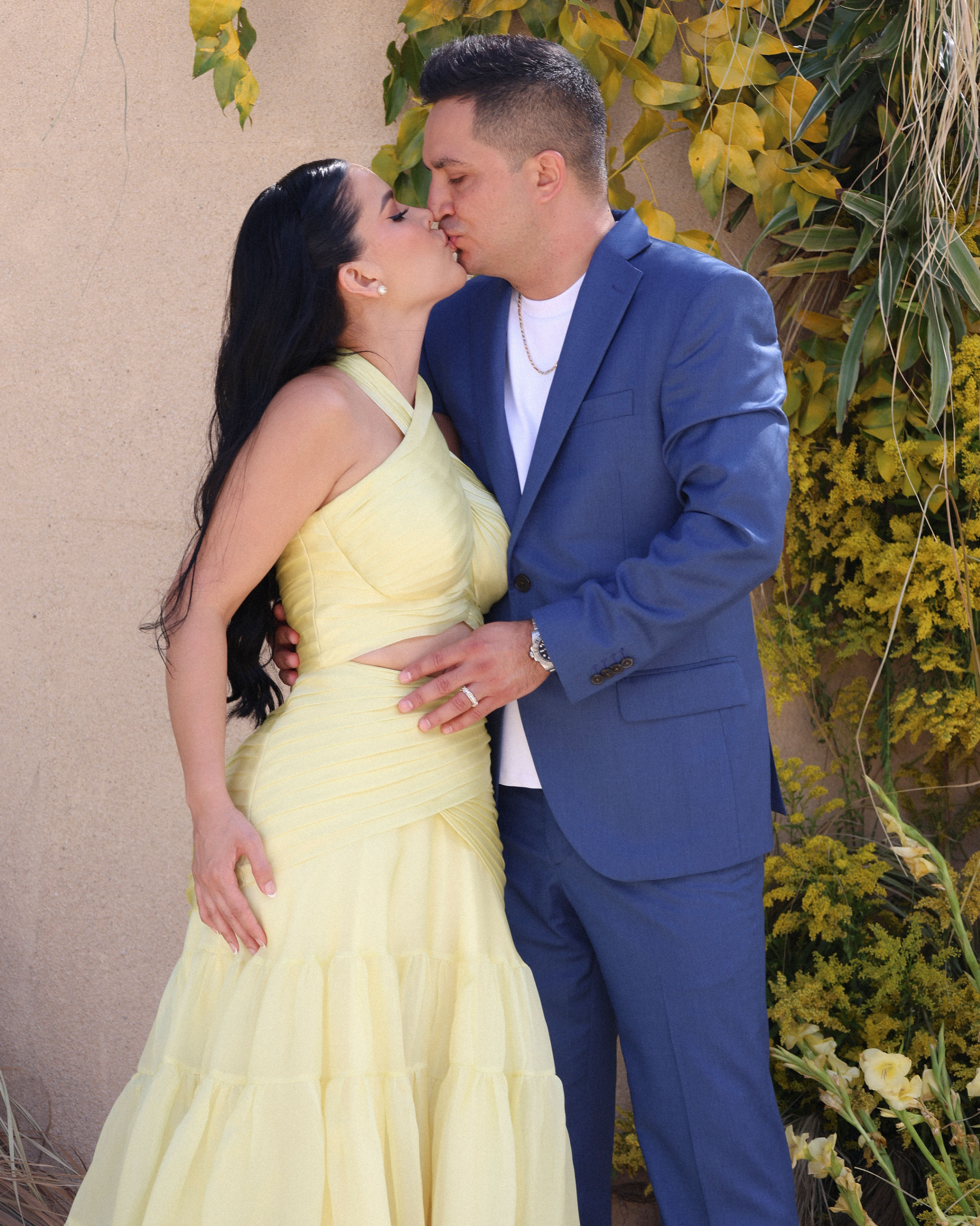 Josi Cuen y su esposa Sofia con diseños por Miguel Hernan para el día de su boda
