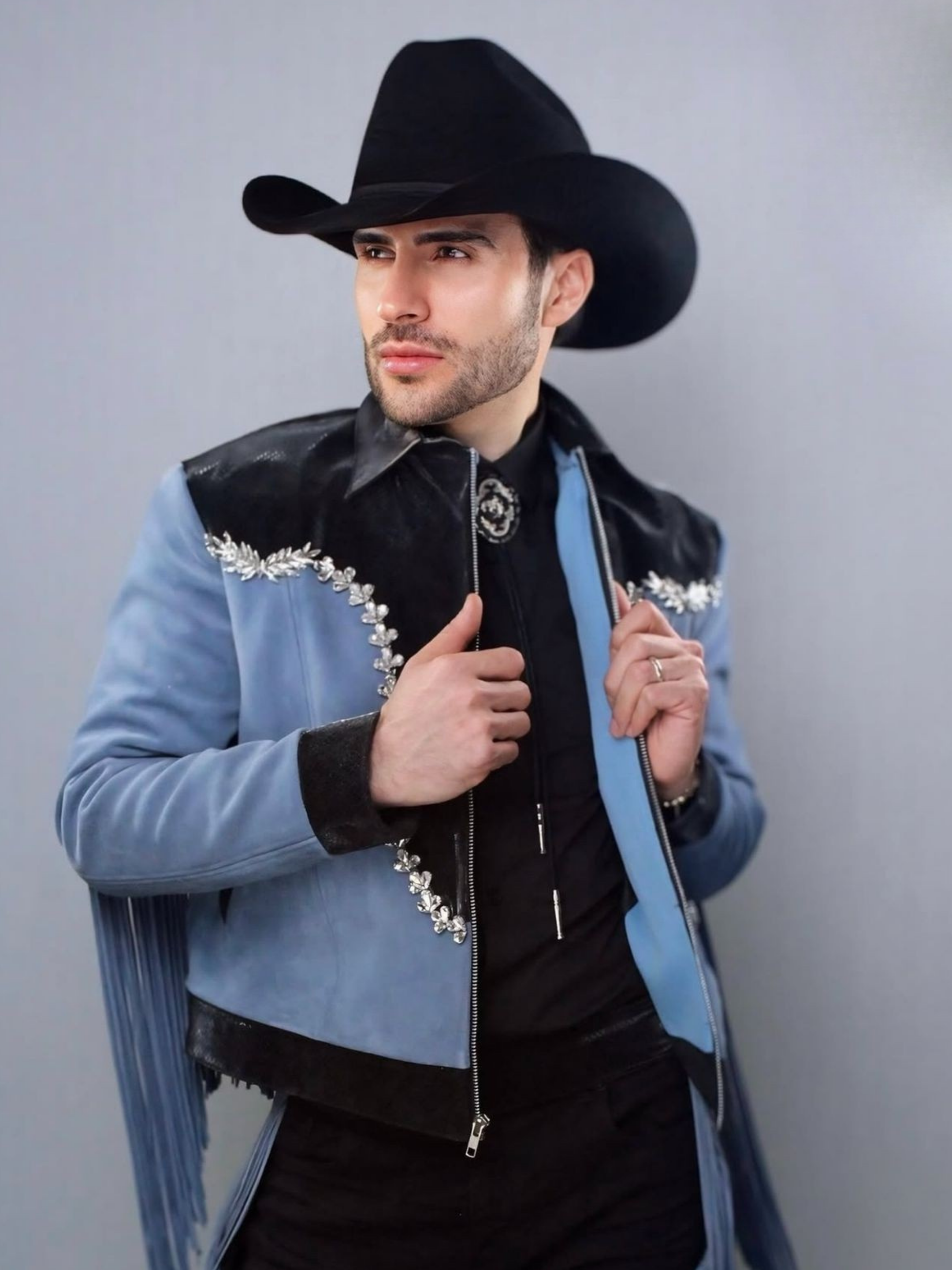Abraham Plascencia en un total look Miguel Hernan