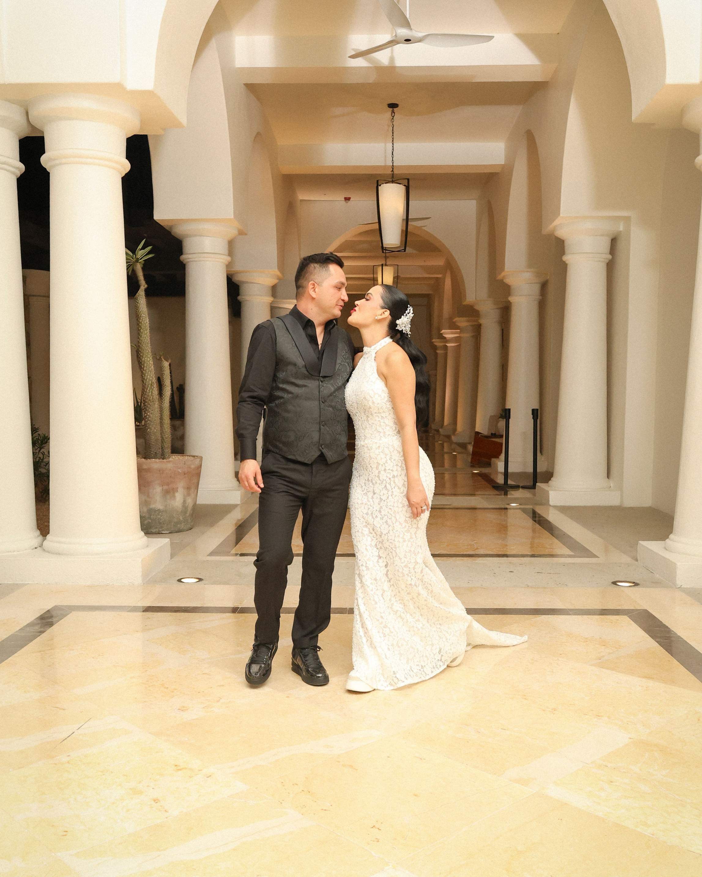 Josi Cuen y su esposa Sofia con diseños por Miguel Hernan para el día de su boda