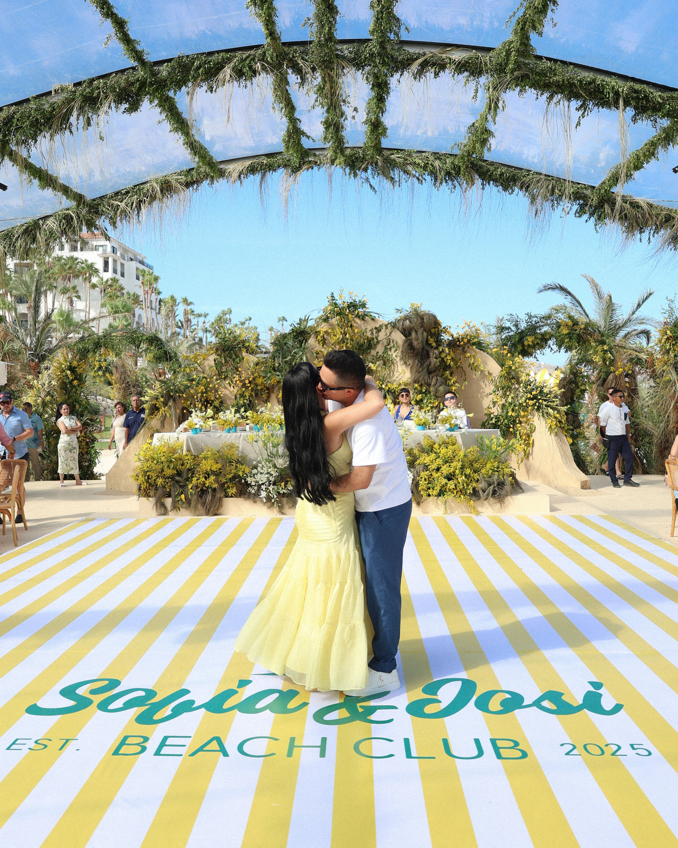 Josi Cuen y su esposa Sofia con diseños por Miguel Hernan para el día de su boda