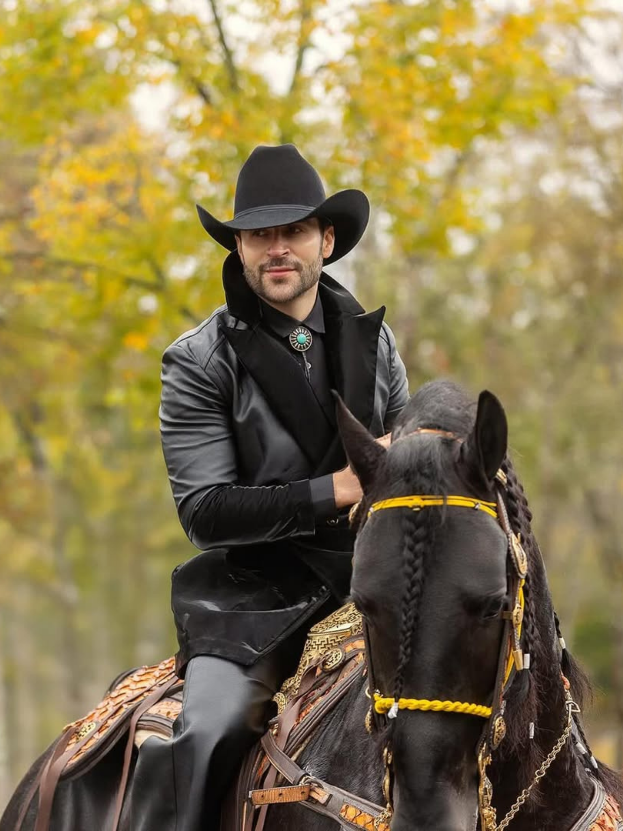 Abraham Plascencia en un total look Miguel Hernan
