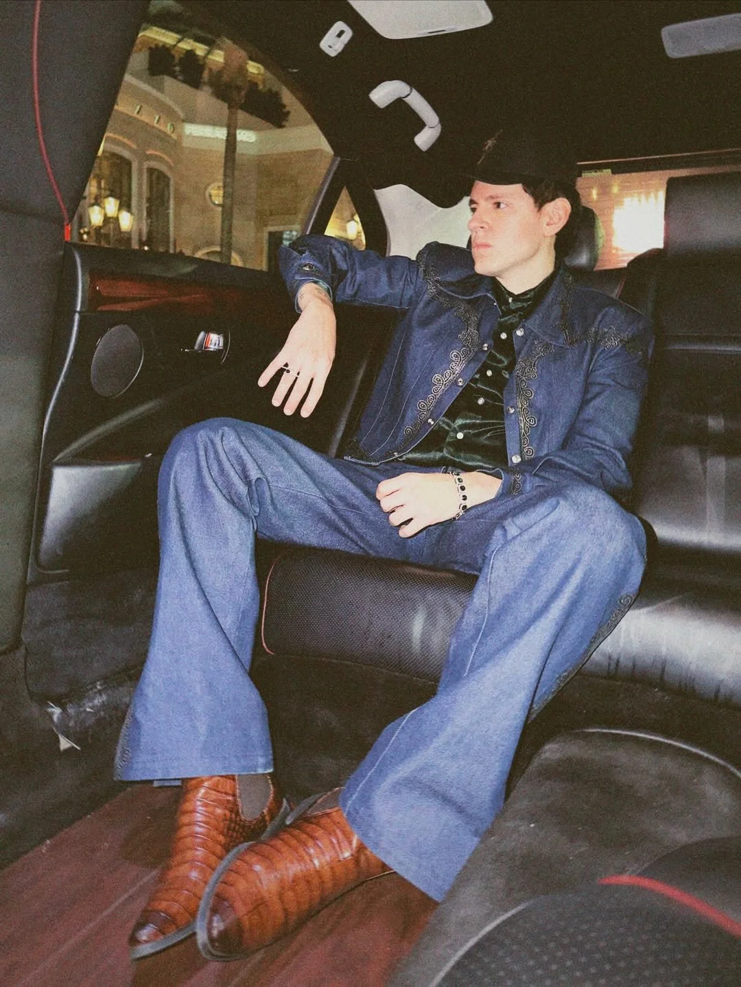 Kenji El Rayo de Sinaloa en un total look Miguel Hernan