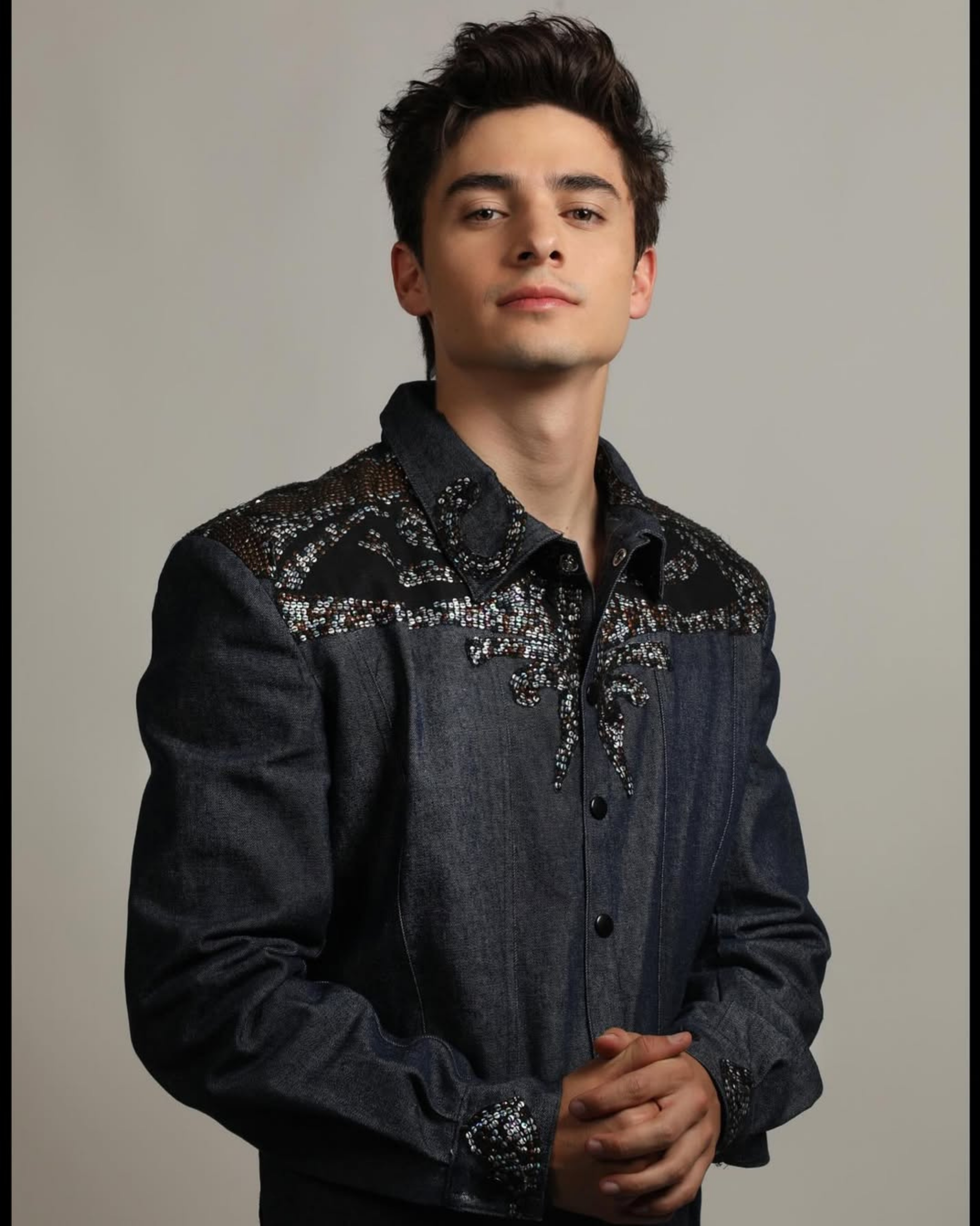 Cesar Acosta en un total look Miguel Hernan