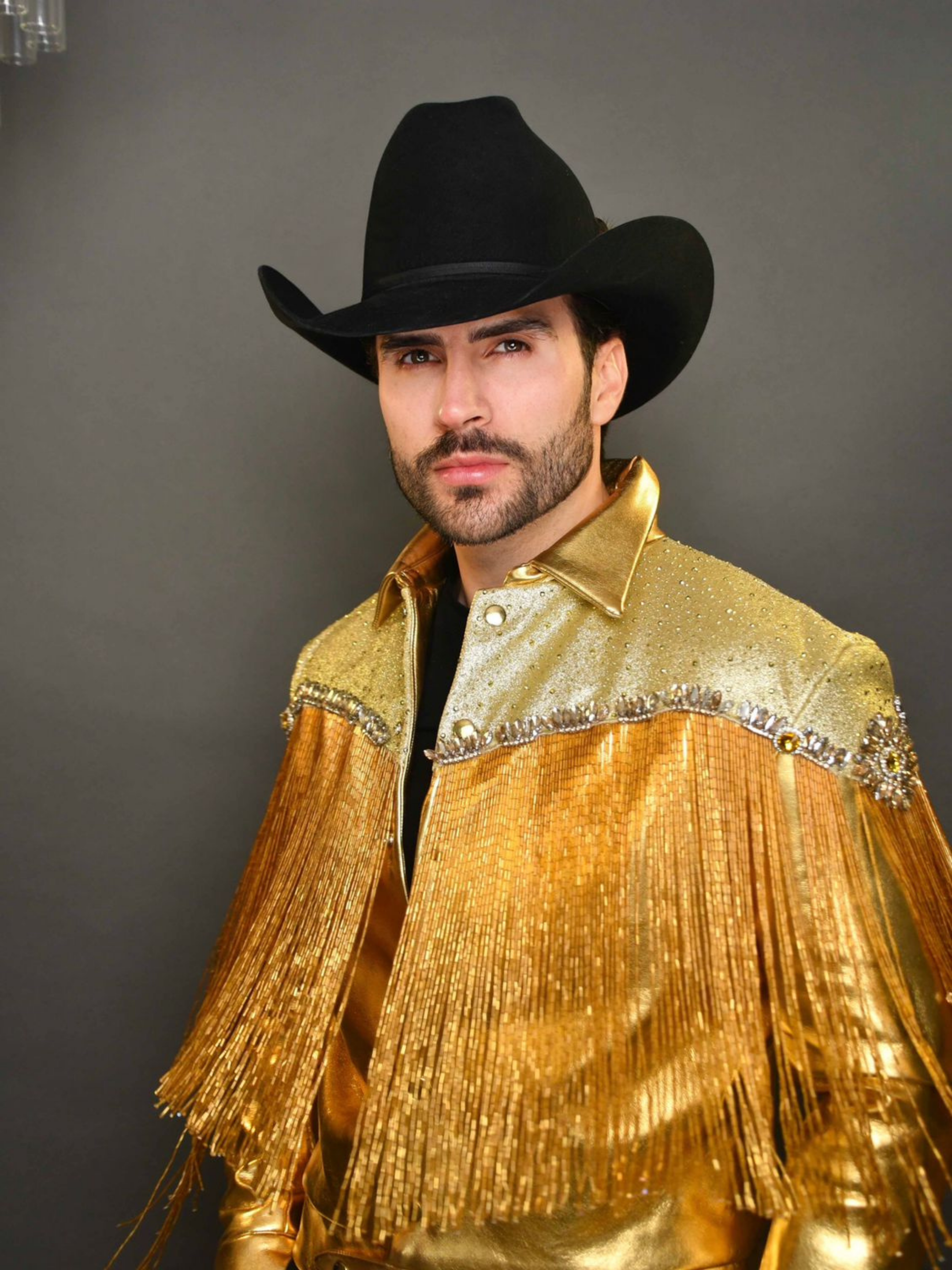 Abraham Plascencia en un total look Miguel Hernan