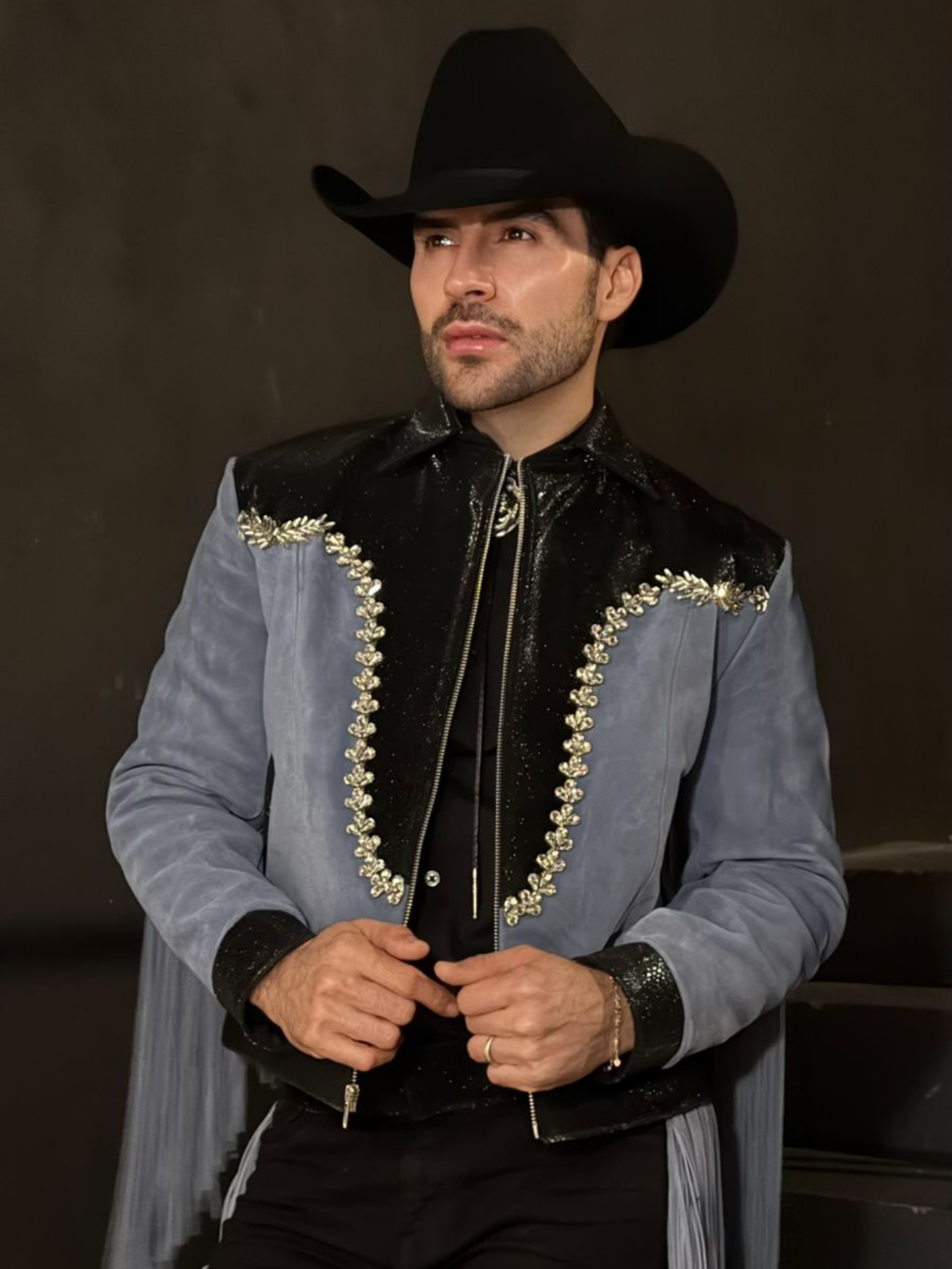 Abraham Plascencia en un total look Miguel Hernan
