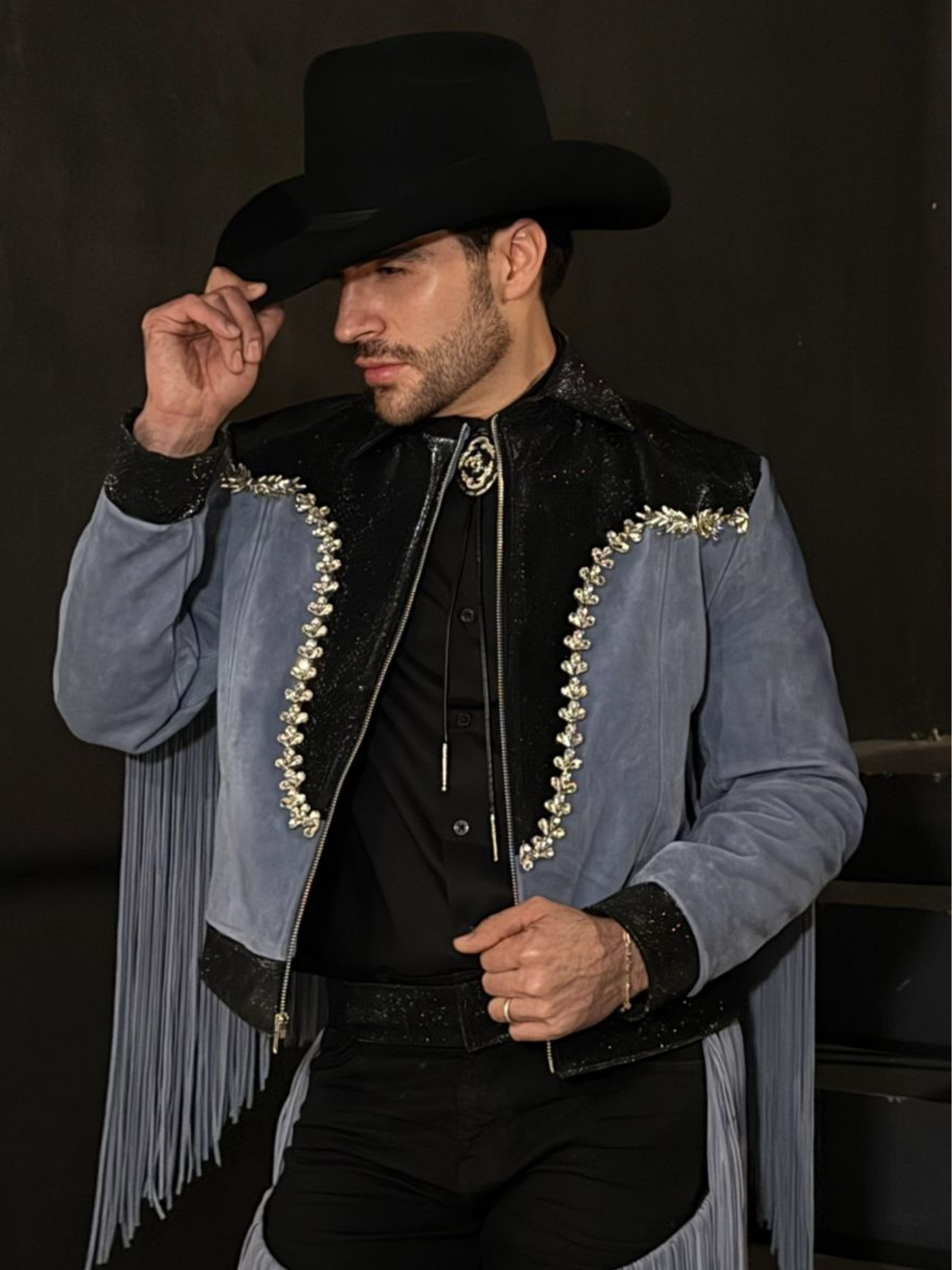Abraham Plascencia en un total look Miguel Hernan