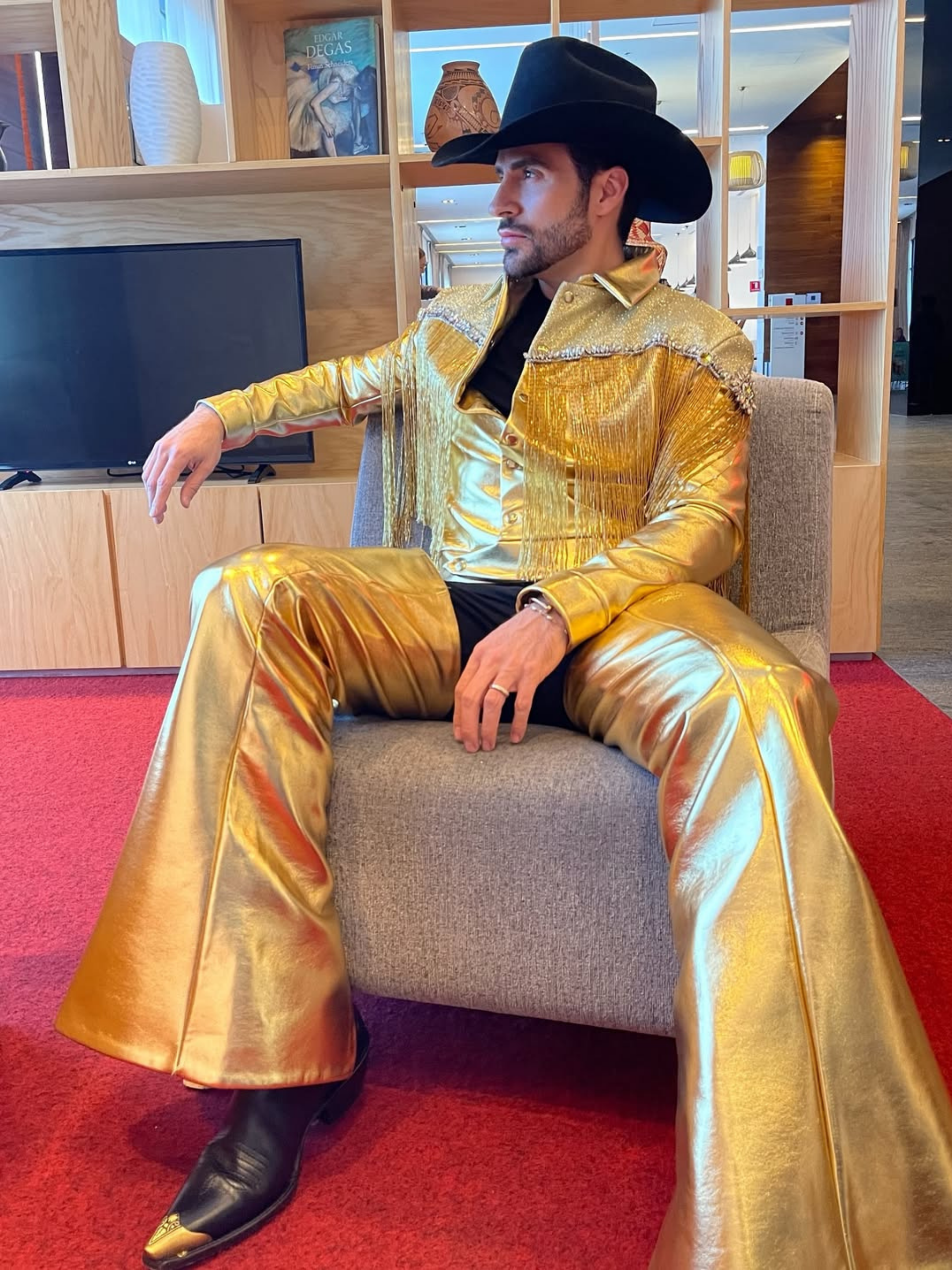 Abraham Plascencia en un total look Miguel Hernan