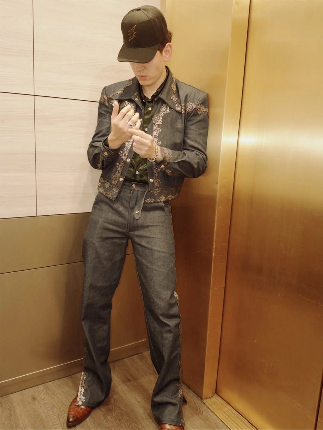Kenji El Rayo de Sinaloa en un total look Miguel Hernan
