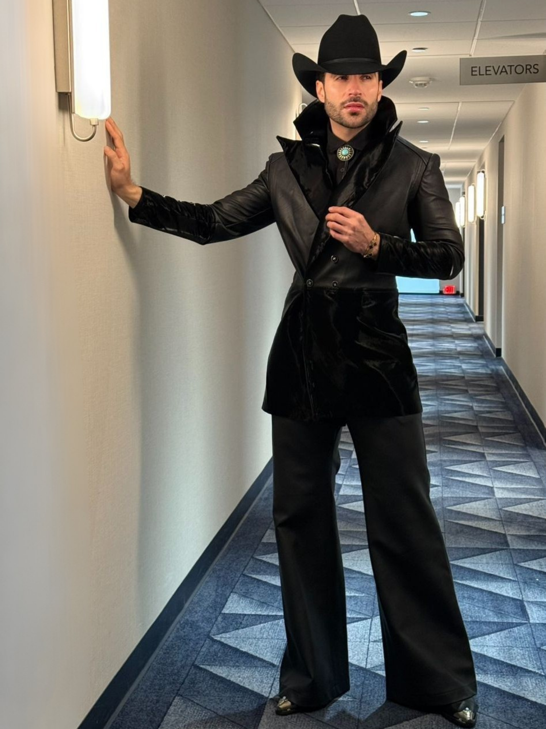 Abraham Plascencia en un total look Miguel Hernan