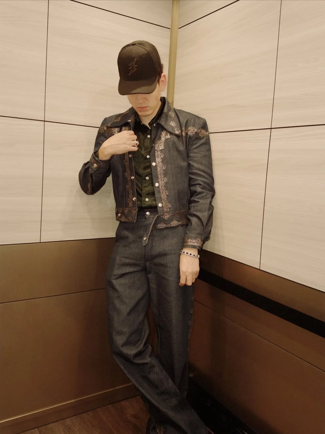 Kenji El Rayo de Sinaloa en un total look Miguel Hernan