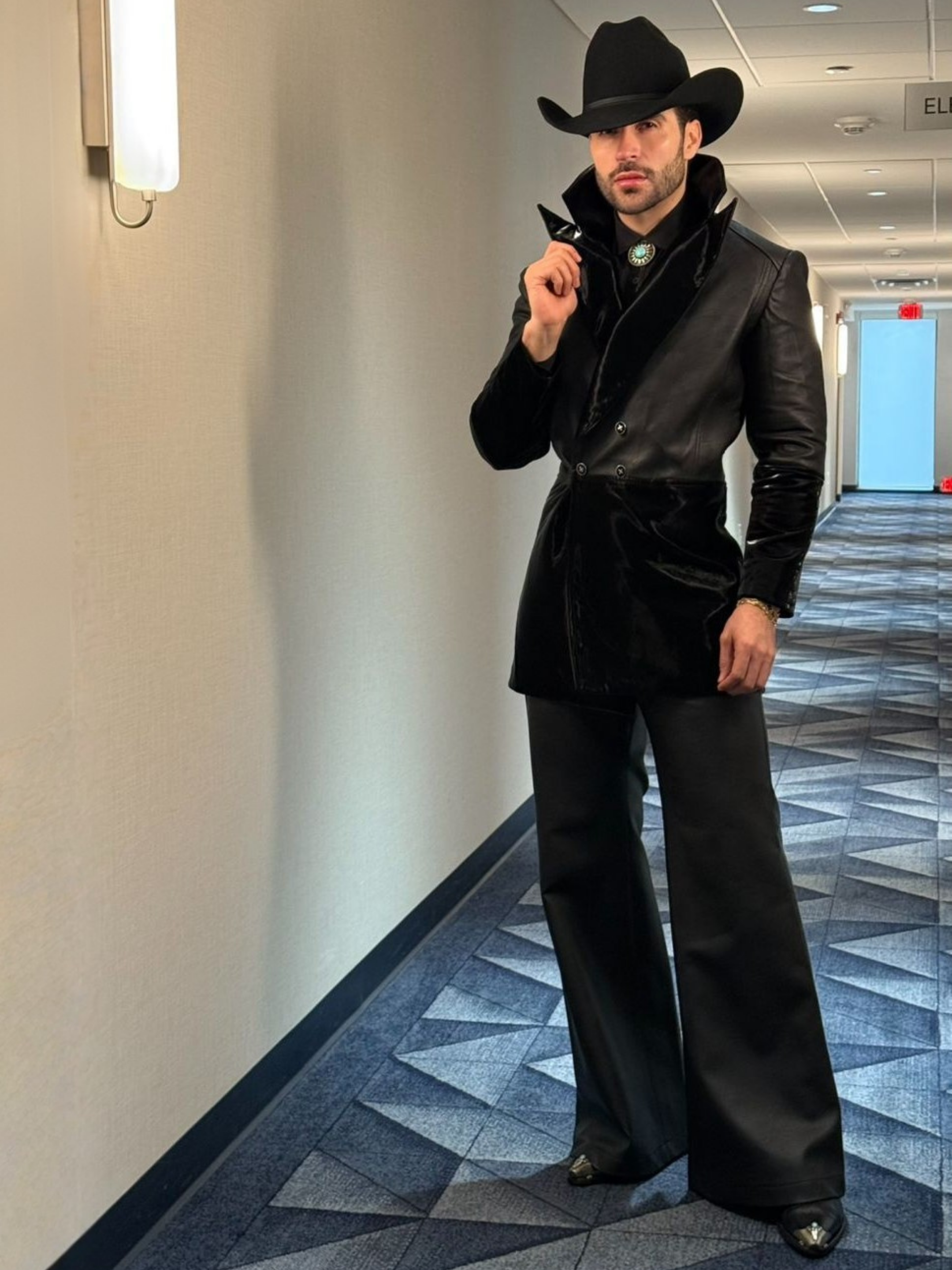 Abraham Plascencia en un total look Miguel Hernan