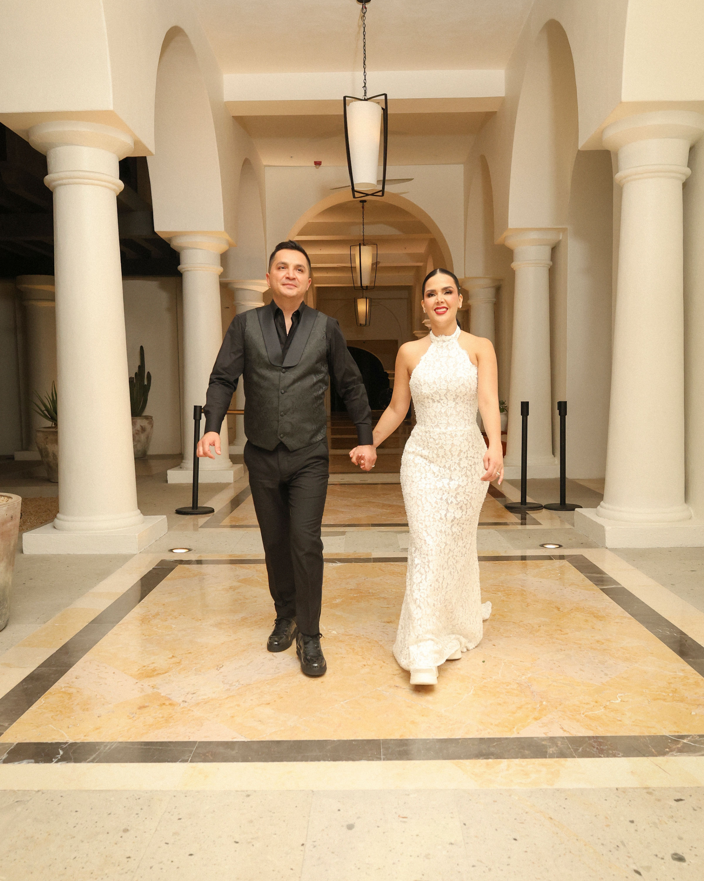 Josi Cuen y su esposa Sofia con diseños por Miguel Hernan para el día de su boda