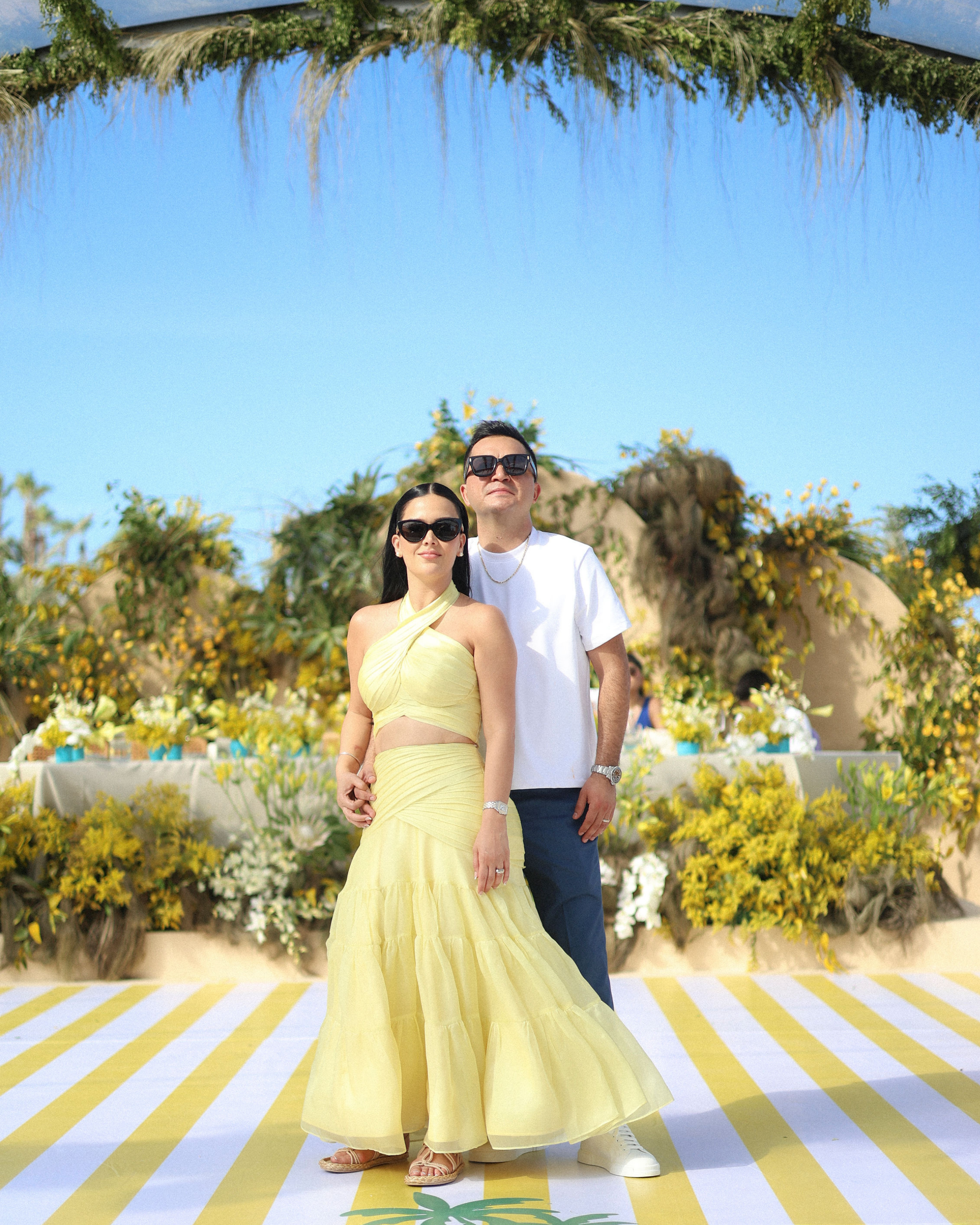 Josi Cuen y su esposa Sofia con diseños por Miguel Hernan para el día de su boda
