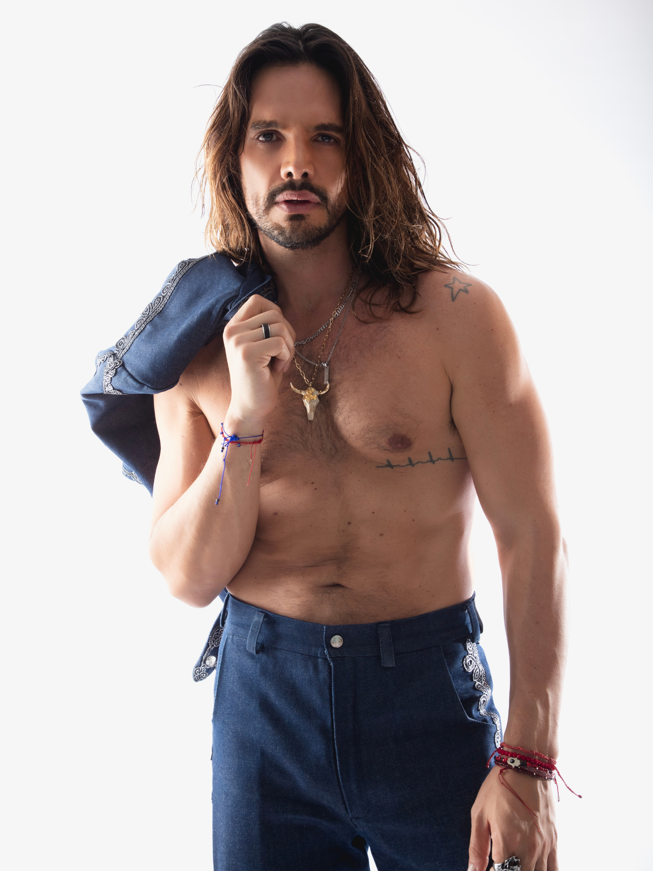 Andy Zuno con un total look Miguel Hernan para su sencillo No Debes Jugar