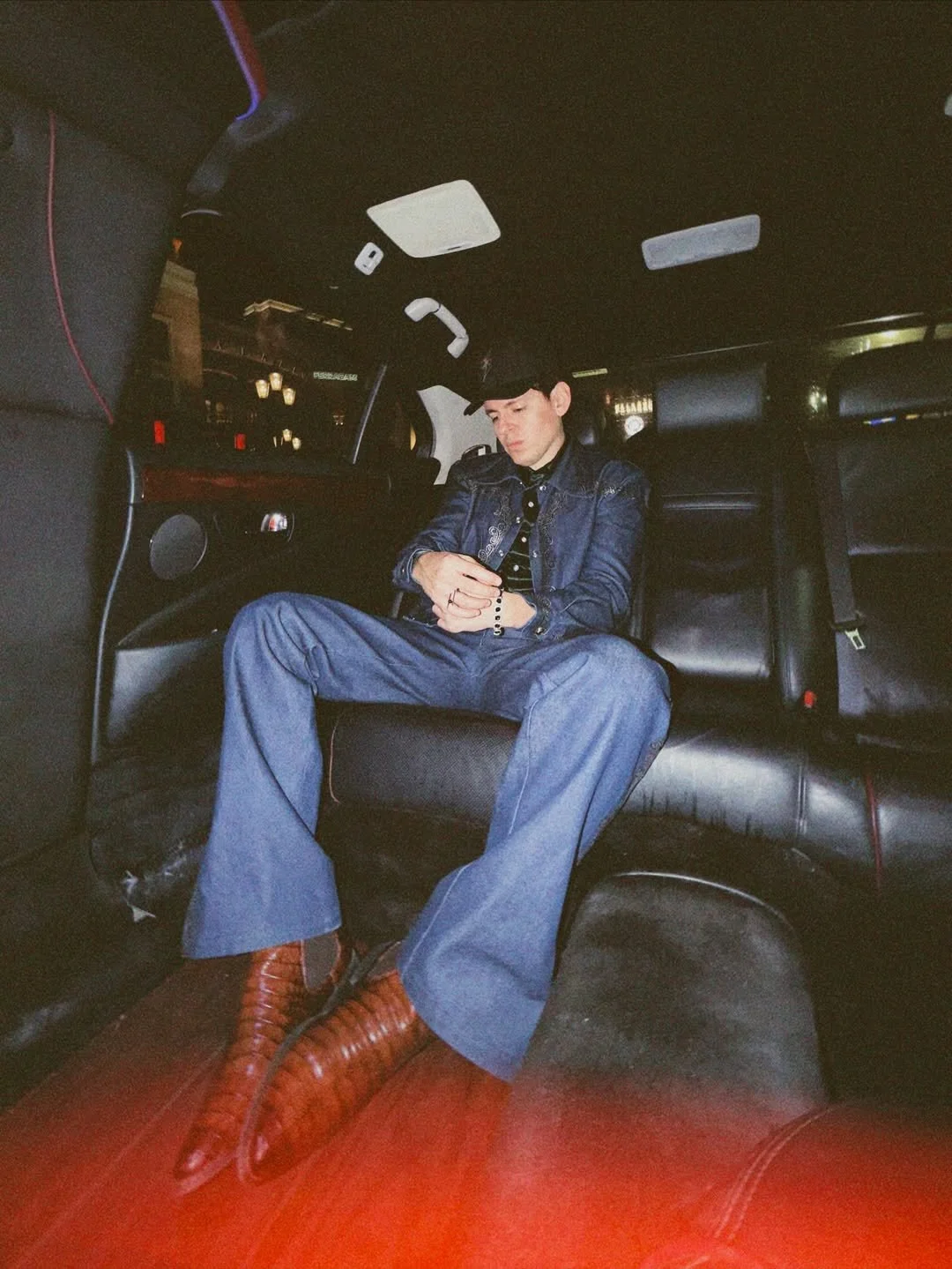 Kenji El Rayo de Sinaloa en un total look Miguel Hernan
