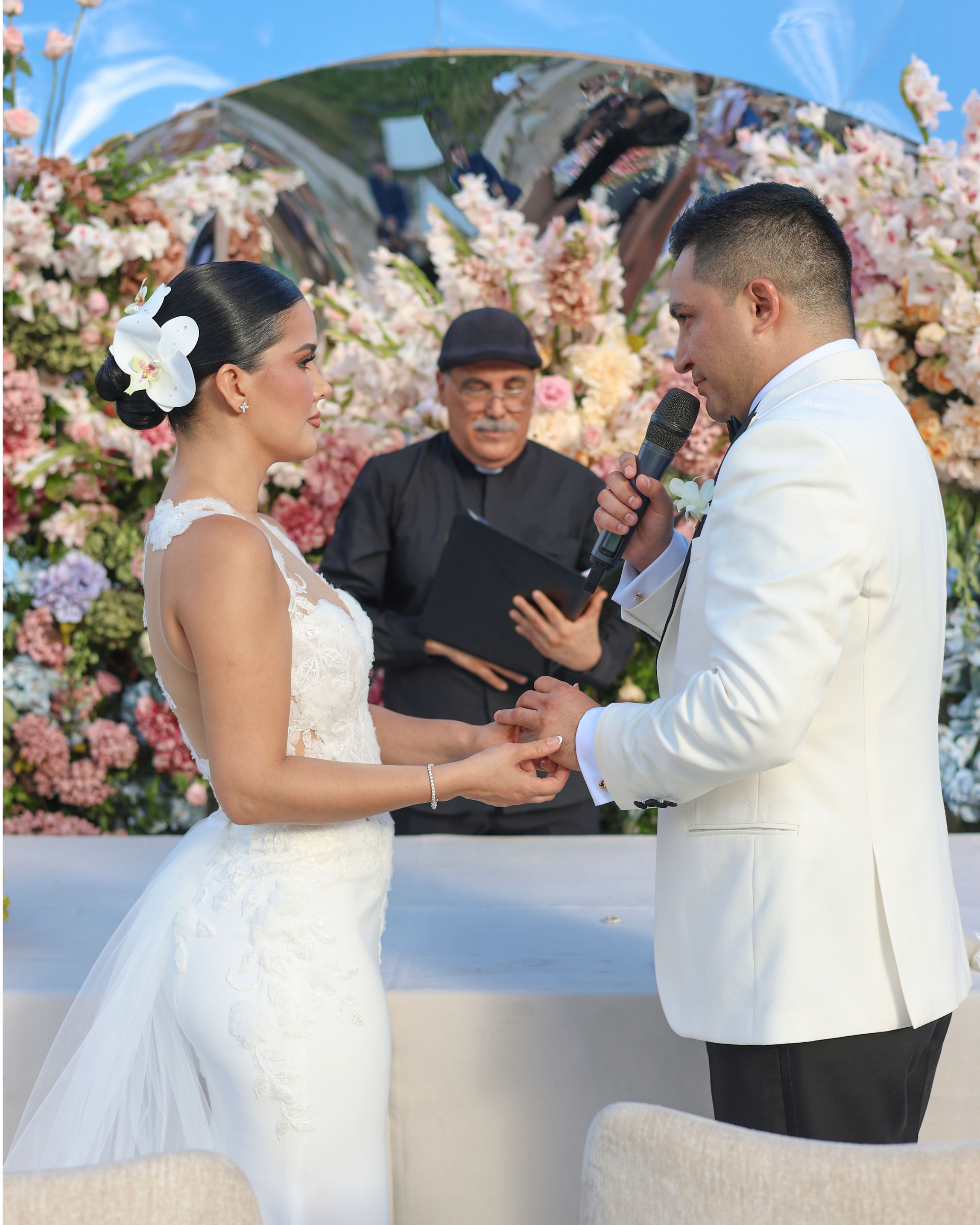 Josi Cuen con un traje sastre por Miguel Hernan para el día de su boda