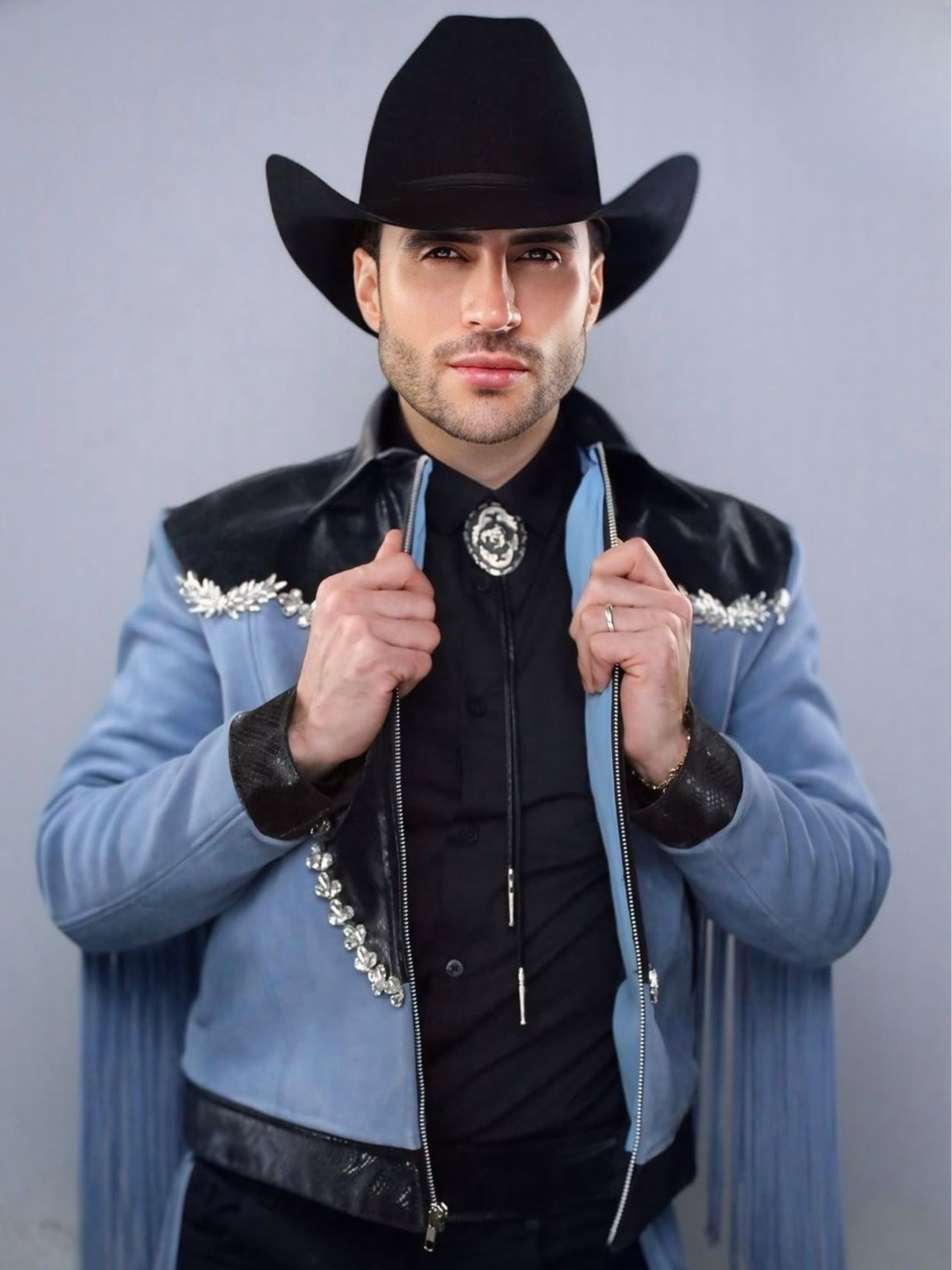 Abraham Plascencia en un total look Miguel Hernan