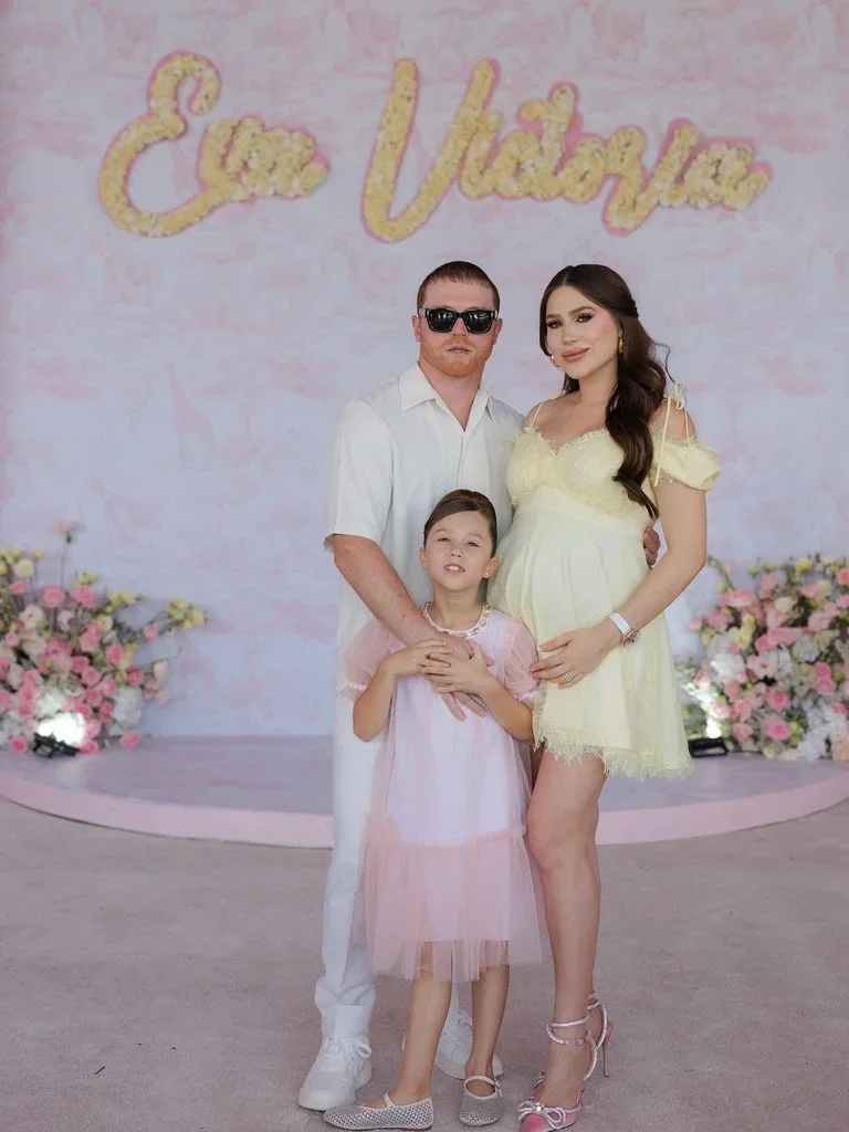 Fernanda Gómez con un vestido Miguel Hernan para su Baby Shower