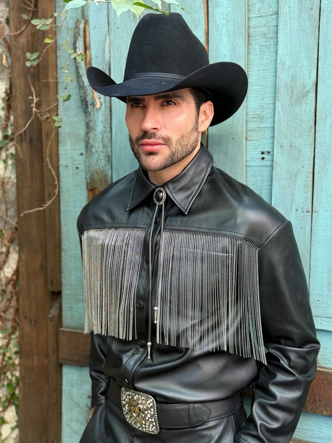 Abraham Plascencia en un total look Miguel Hernan