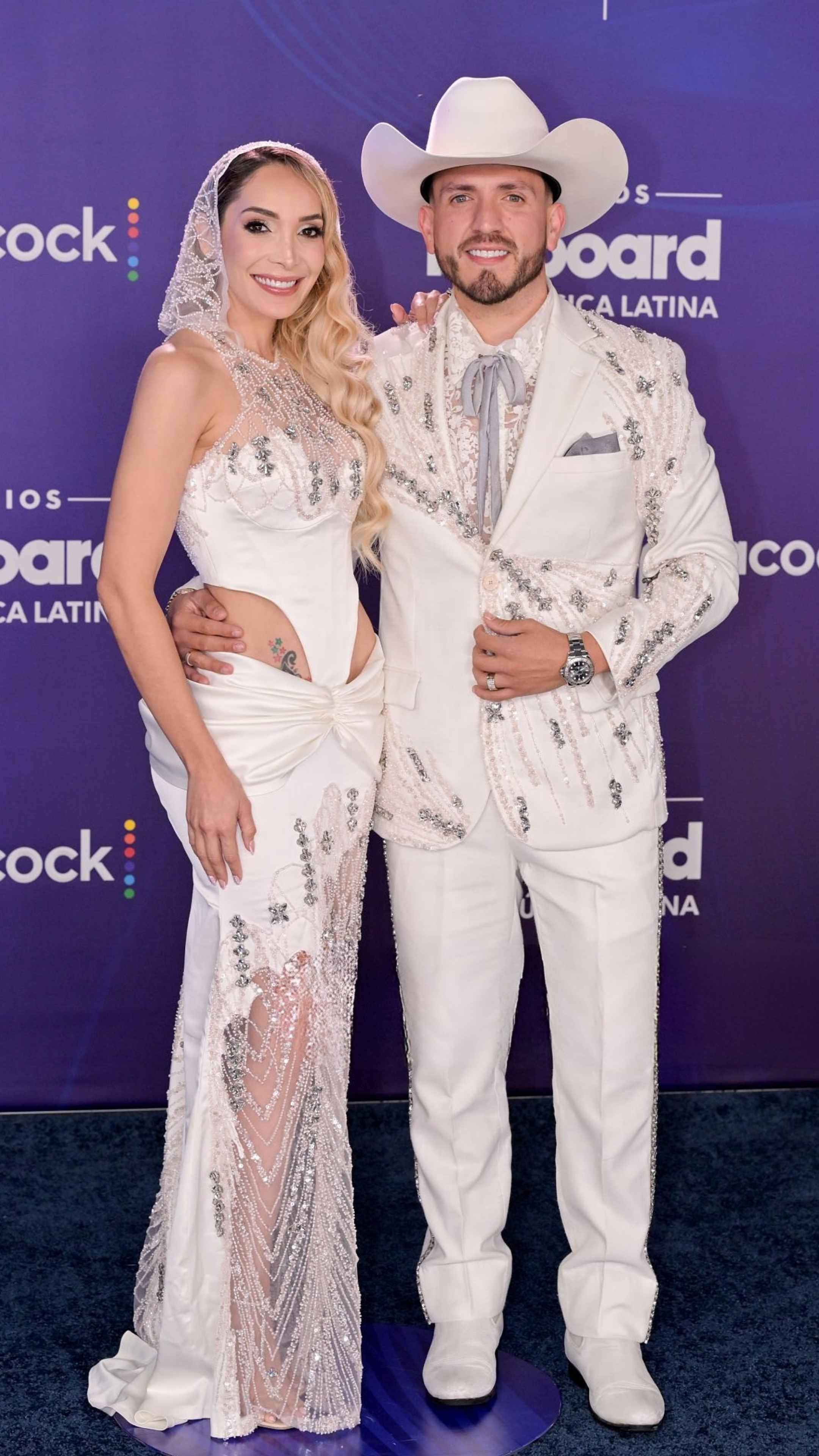Pancho Uresti y Melisa Plancarte con diseño por Miguel Hernan para los Billboard 2025