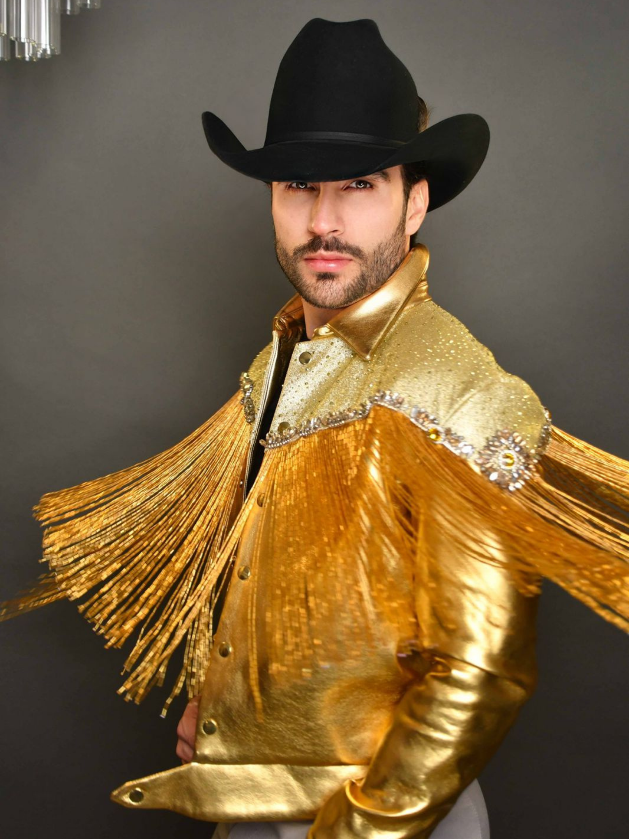 Abraham Plascencia en un total look Miguel Hernan