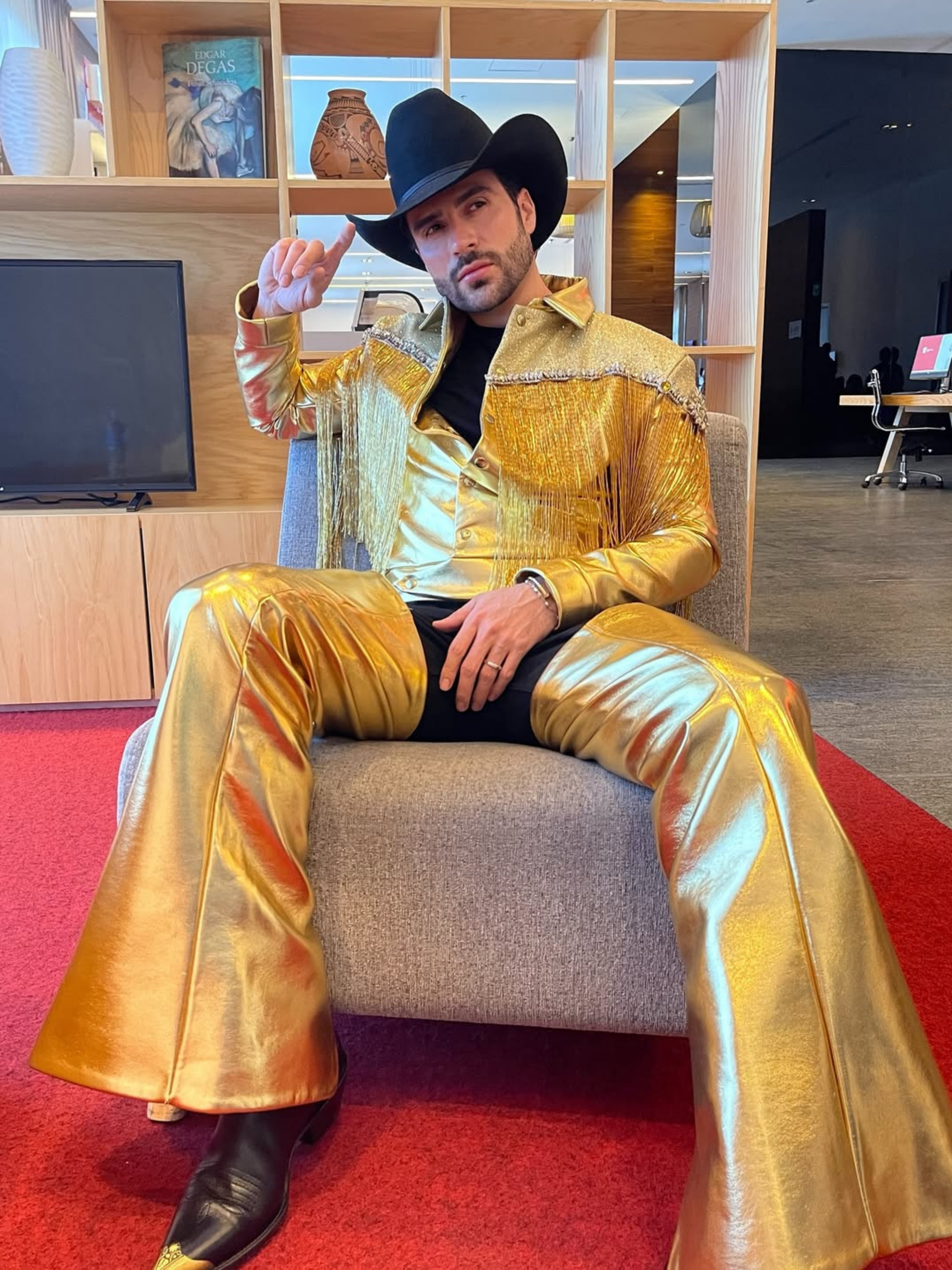 Abraham Plascencia en un total look Miguel Hernan