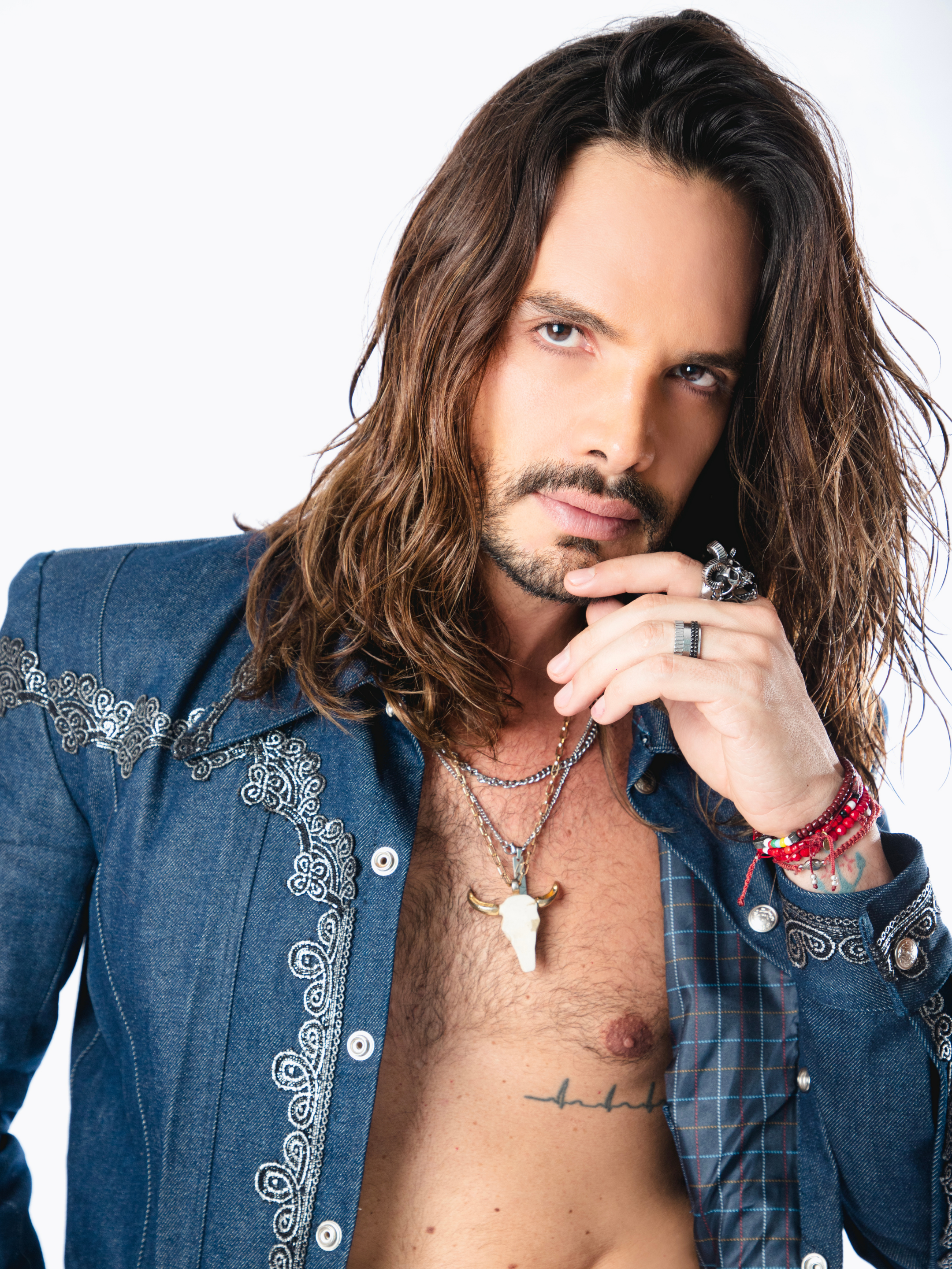 Andy Zuno con un total look Miguel Hernan para su sencillo No Debes Jugar