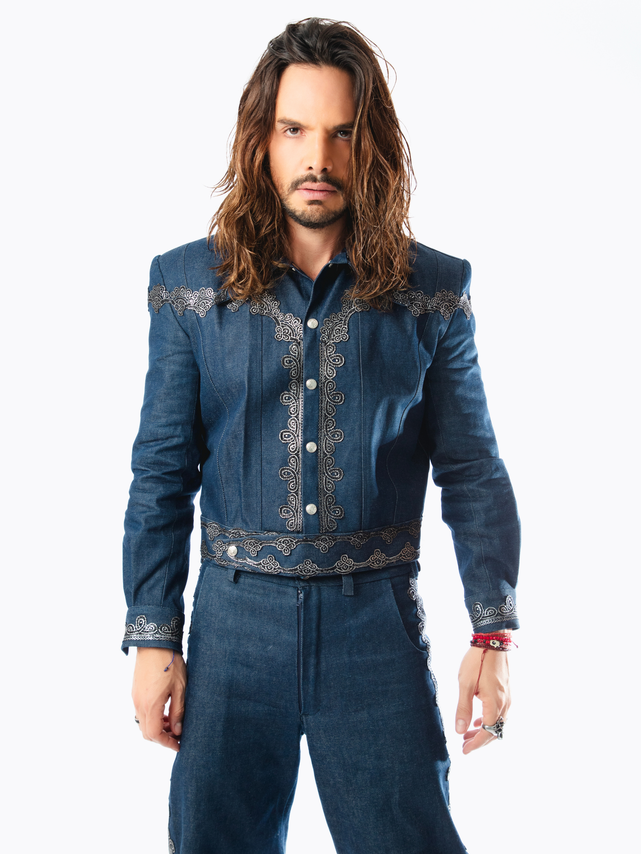 Andy Zuno con un total look Miguel Hernan para su sencillo No Debes Jugar
