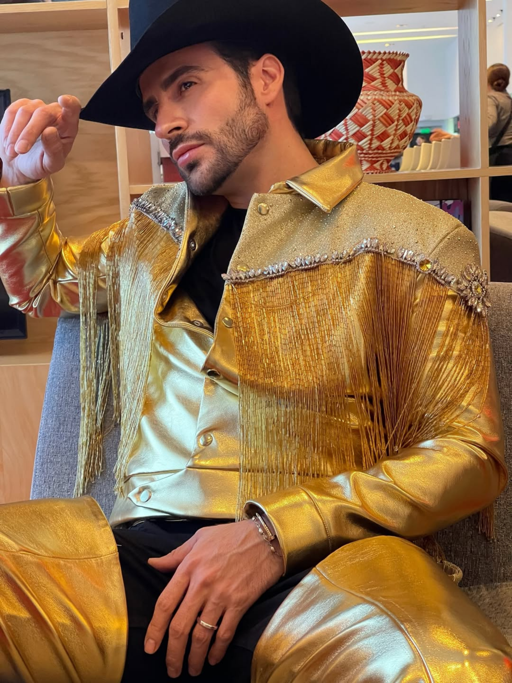 Abraham Plascencia en un total look Miguel Hernan