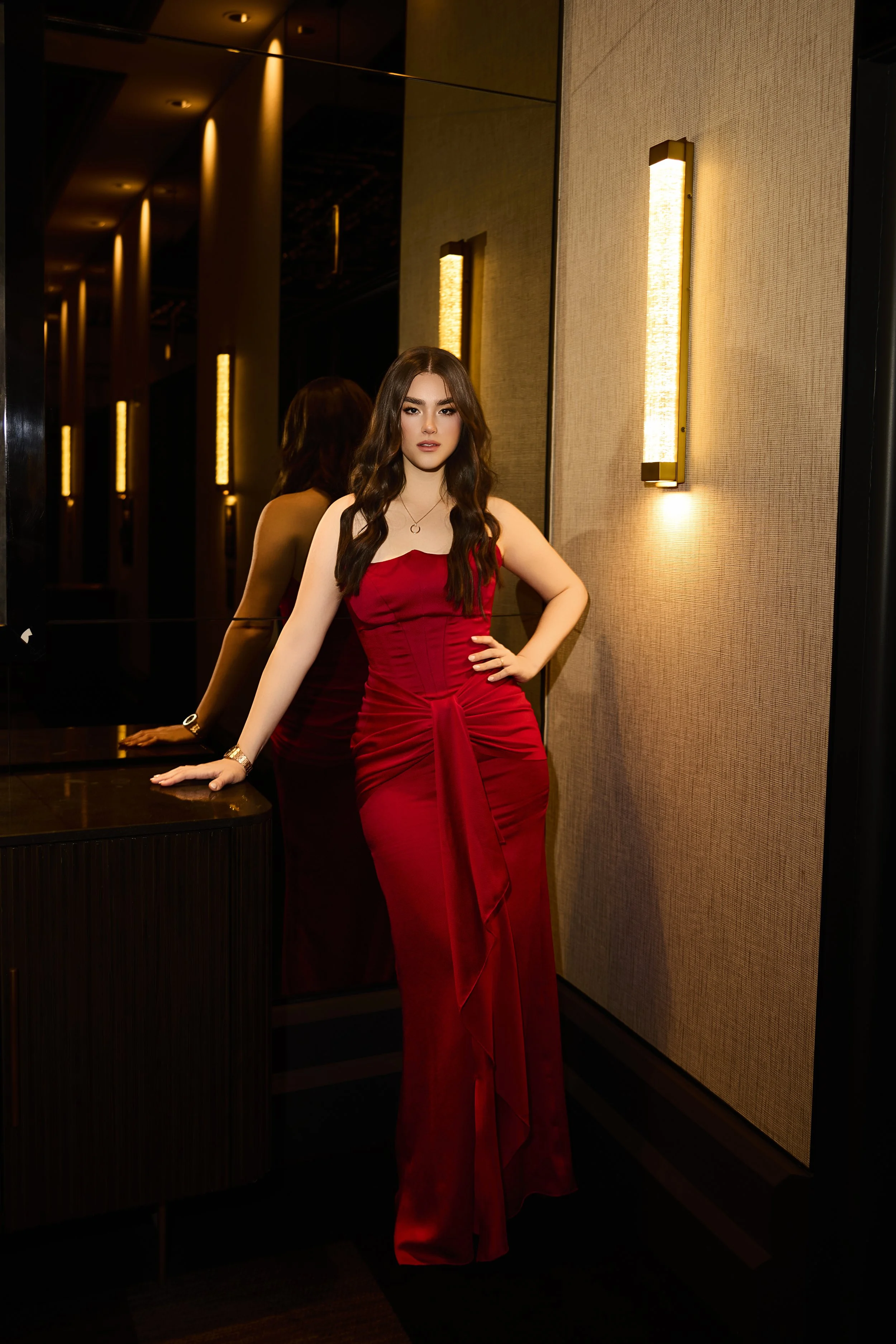 Emily Álvarez, hija de Saúl El Canelo Alvarez, con un diseño por Miguel Hernan para los Latin Grammy 2025