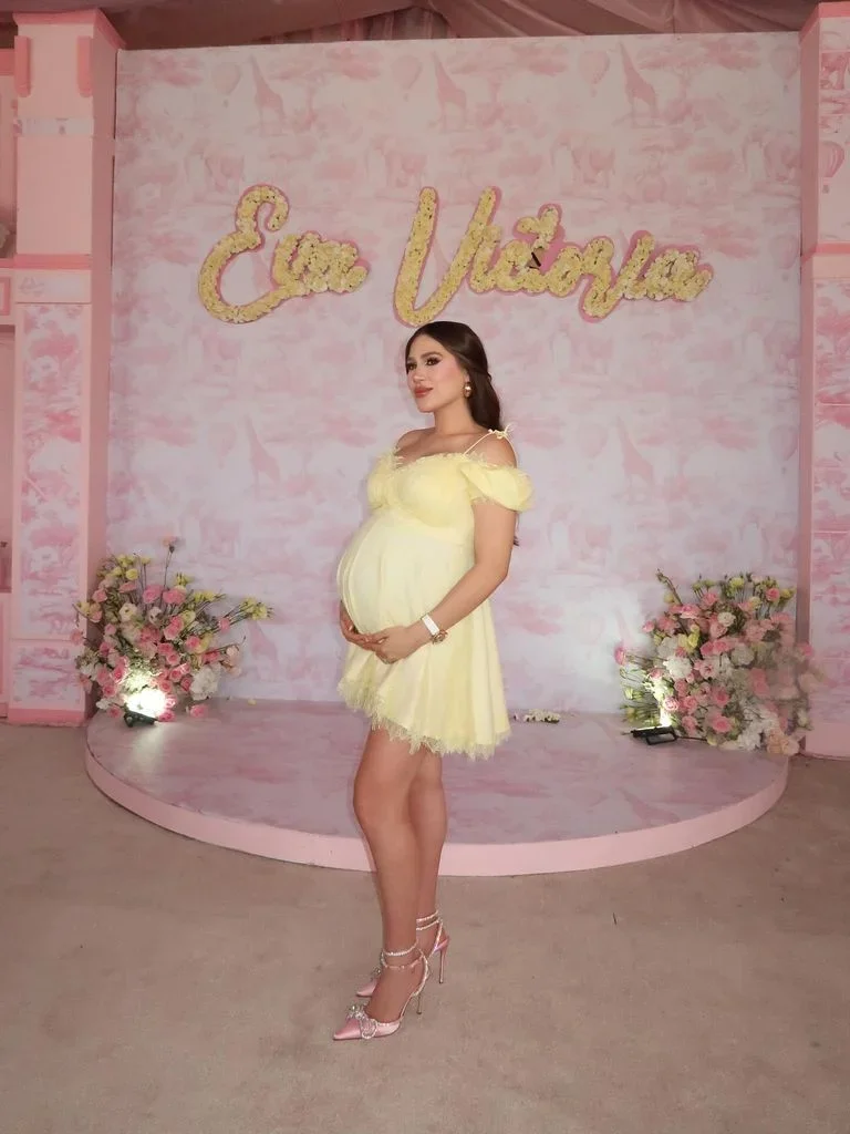 Fernanda Gómez con un vestido Miguel Hernan para su Baby Shower