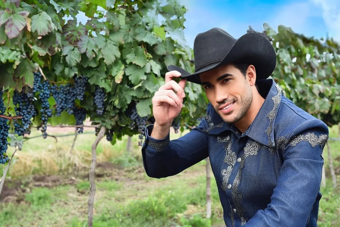 Darío Duque @dario.duque Fotografía 📷 @karlafarjeat #orgullocea @cea_televisa Maquillaje y pein (7).jpg