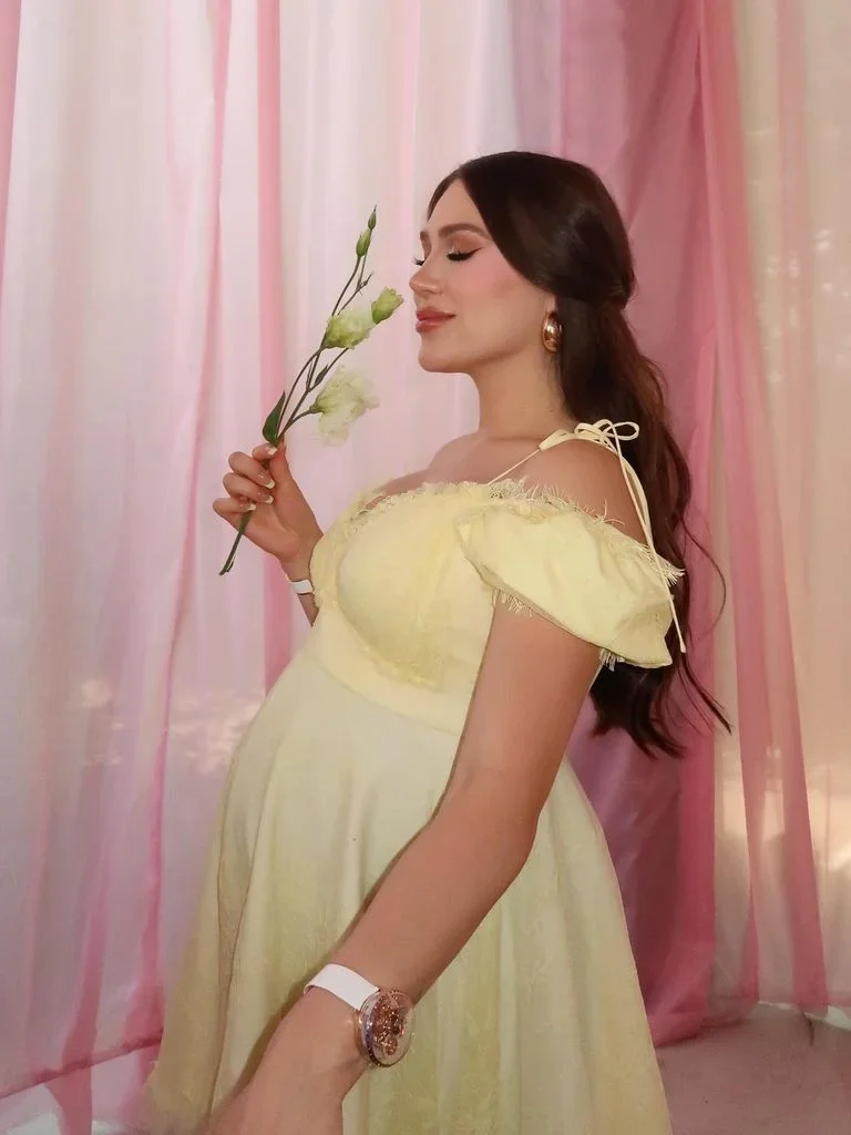 Fernanda Gómez con un vestido Miguel Hernan para su Baby Shower