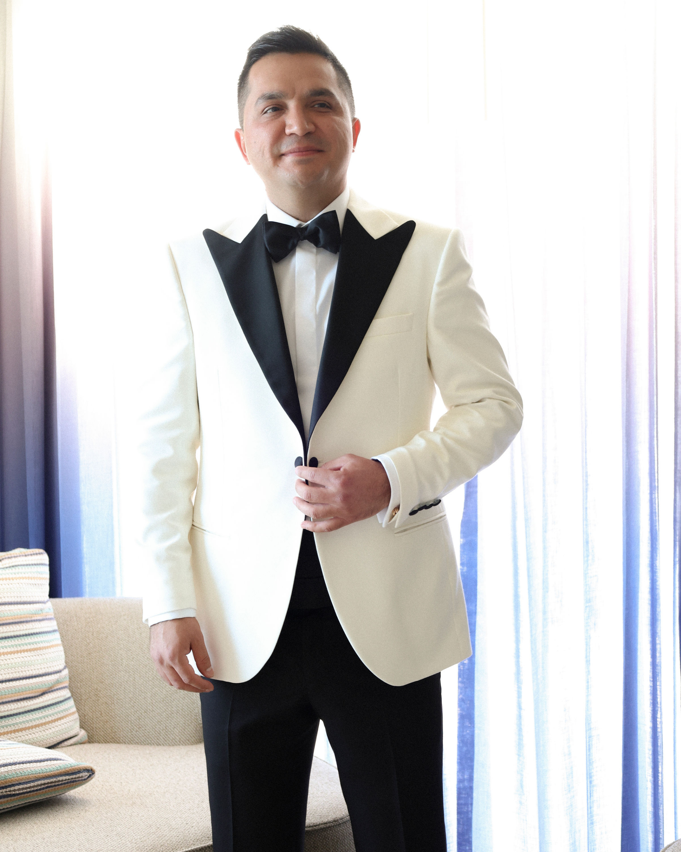 Josi Cuen con un traje sastre por Miguel Hernan para el día de su boda