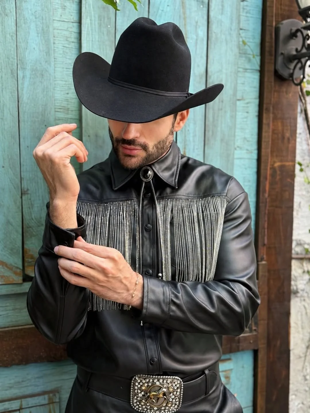 Abraham Plascencia en un total look Miguel Hernan