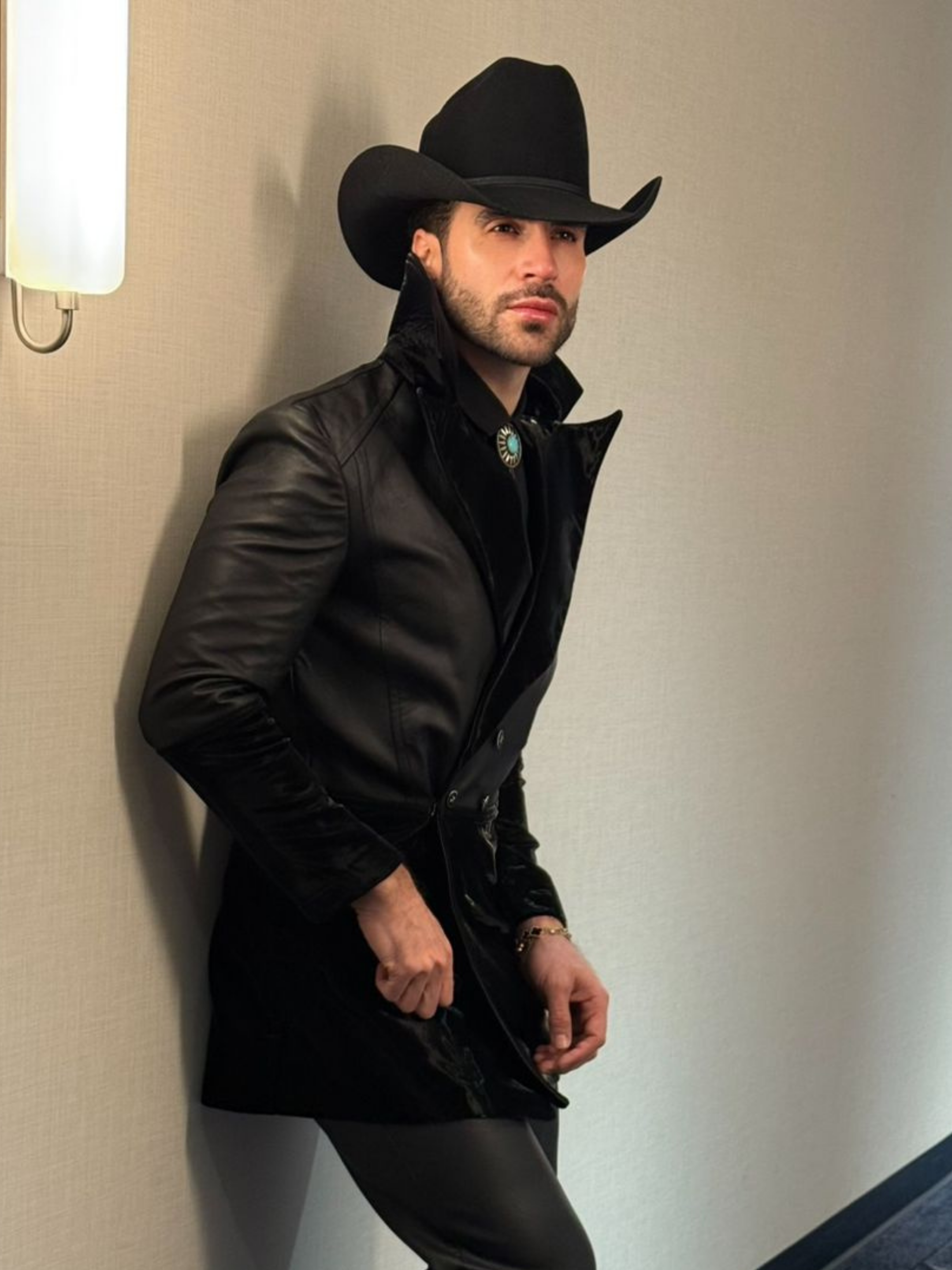 Abraham Plascencia en un total look Miguel Hernan