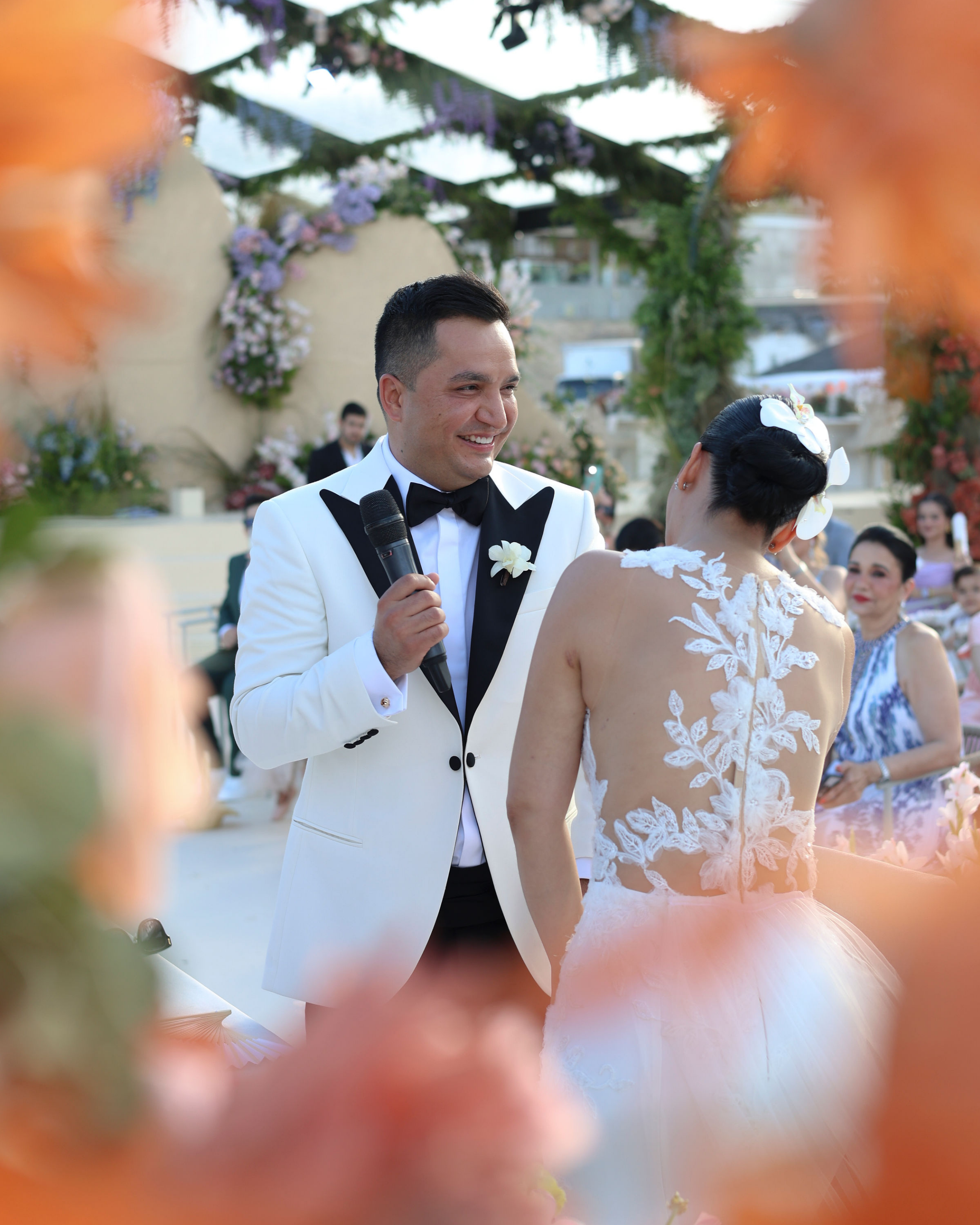 Josi Cuen con un traje sastre por Miguel Hernan para el día de su boda