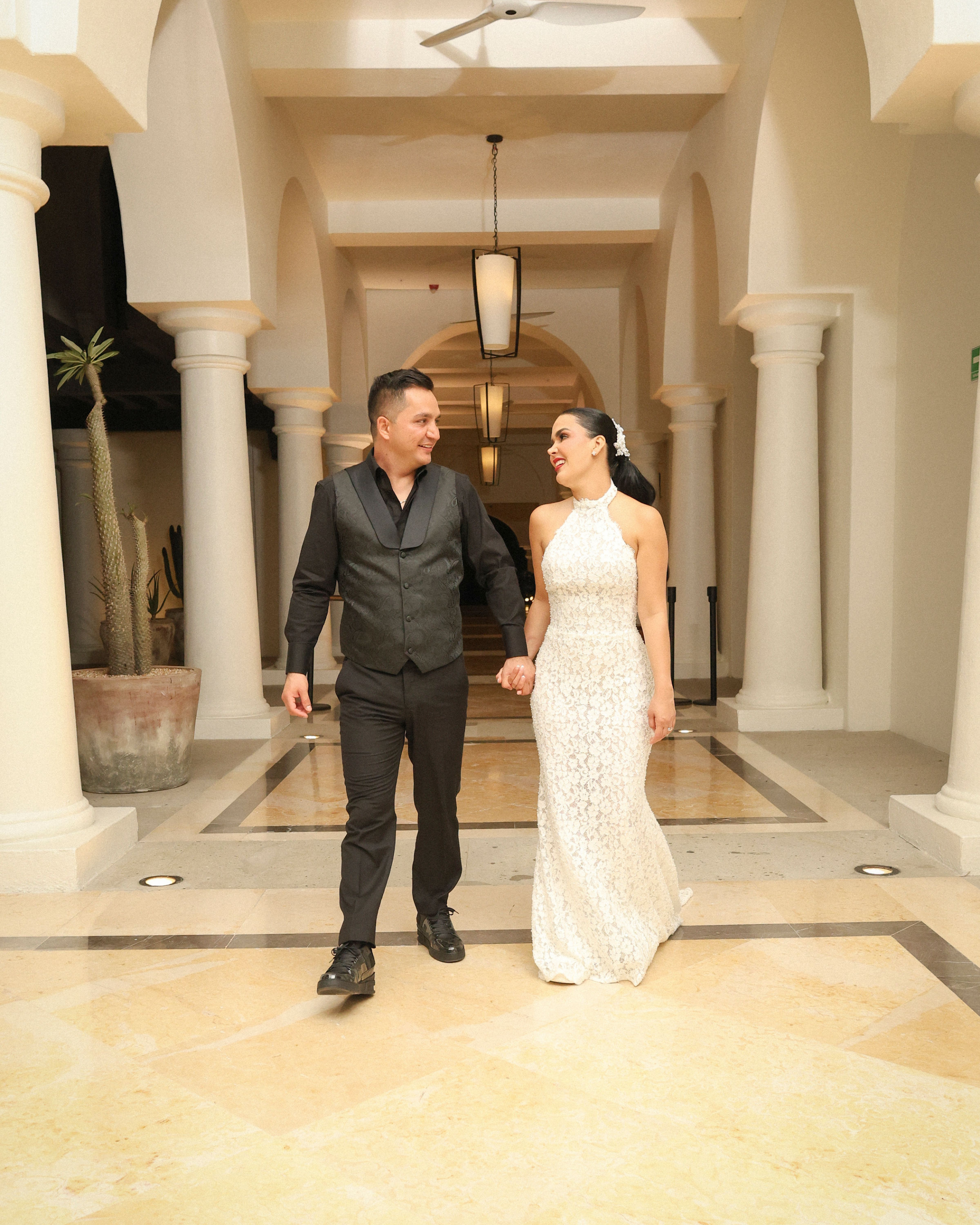 Josi Cuen y su esposa Sofia con diseños por Miguel Hernan para el día de su boda