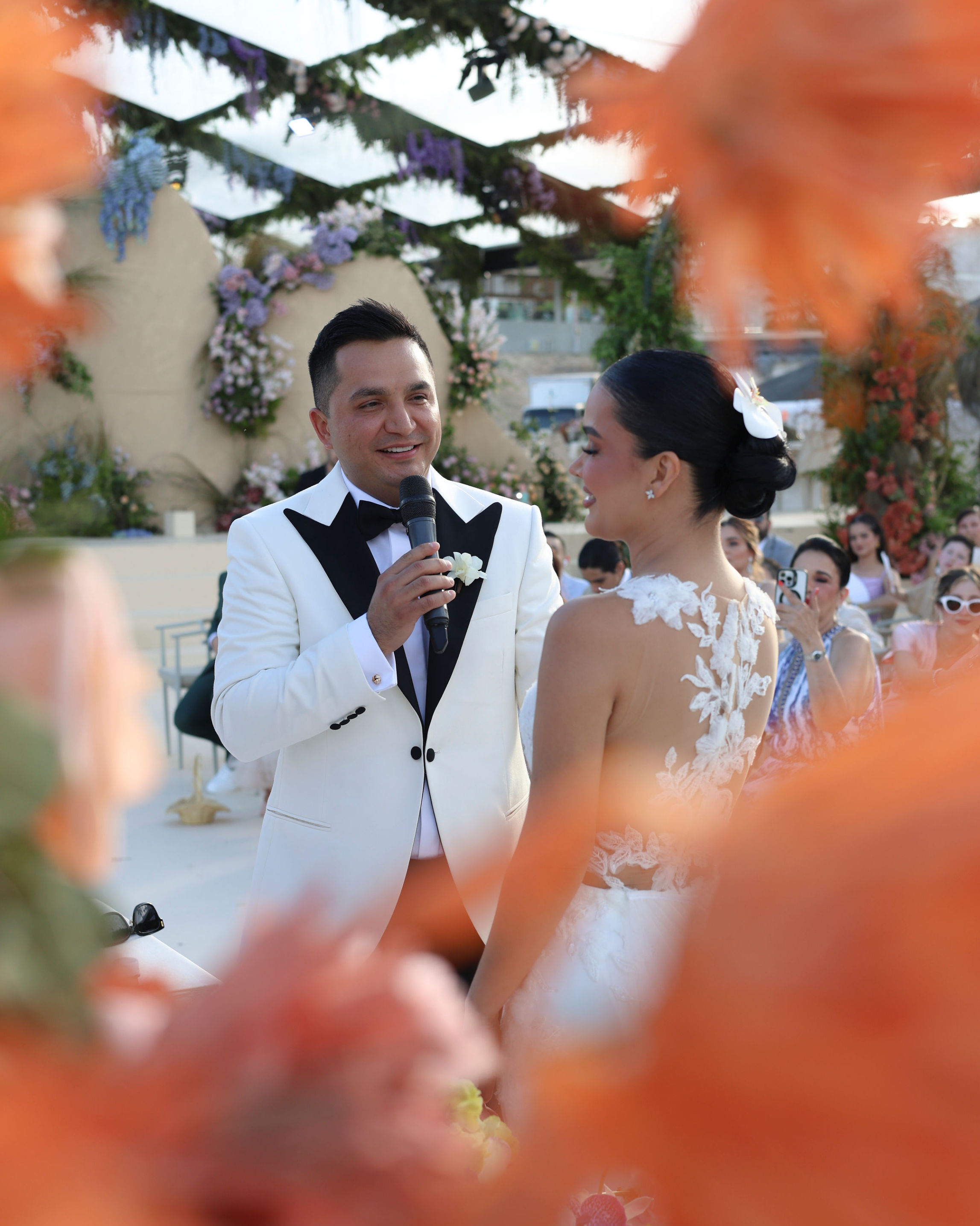 Josi Cuen con un traje sastre por Miguel Hernan para el día de su boda