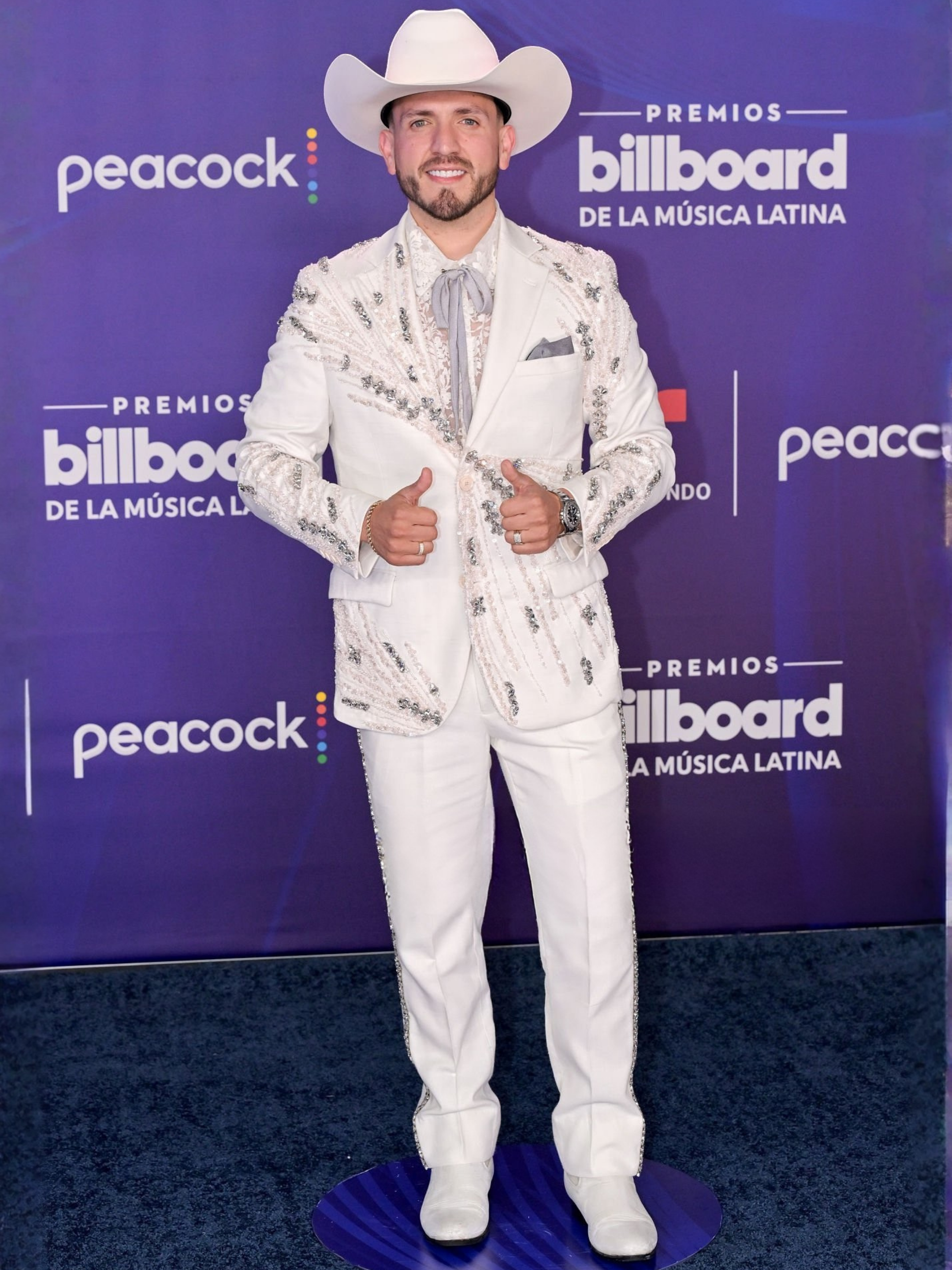 Pancho Uresti con diseño por Miguel Hernan para los Billboard 2025