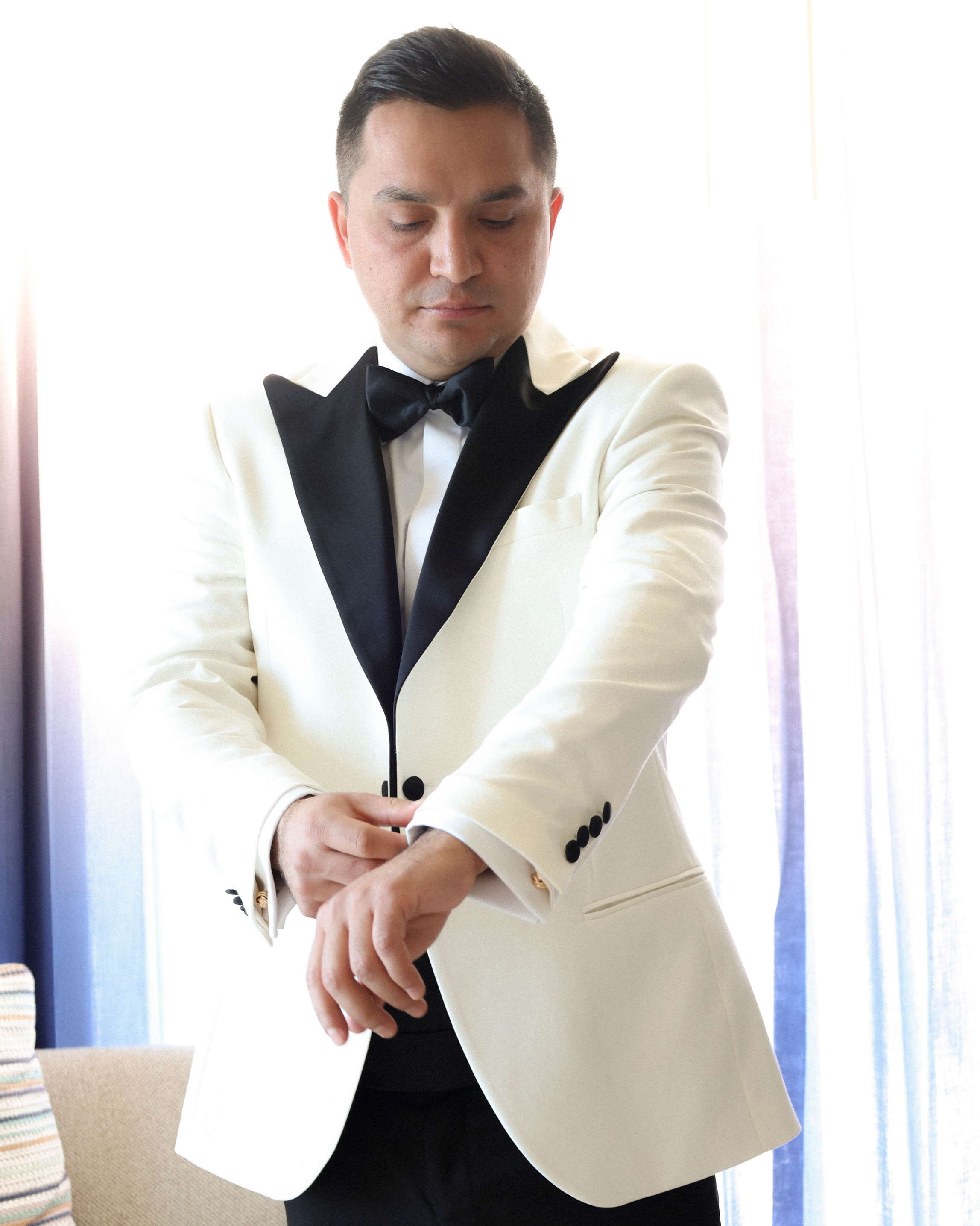 Josi Cuen con un traje sastre por Miguel Hernan para el día de su boda